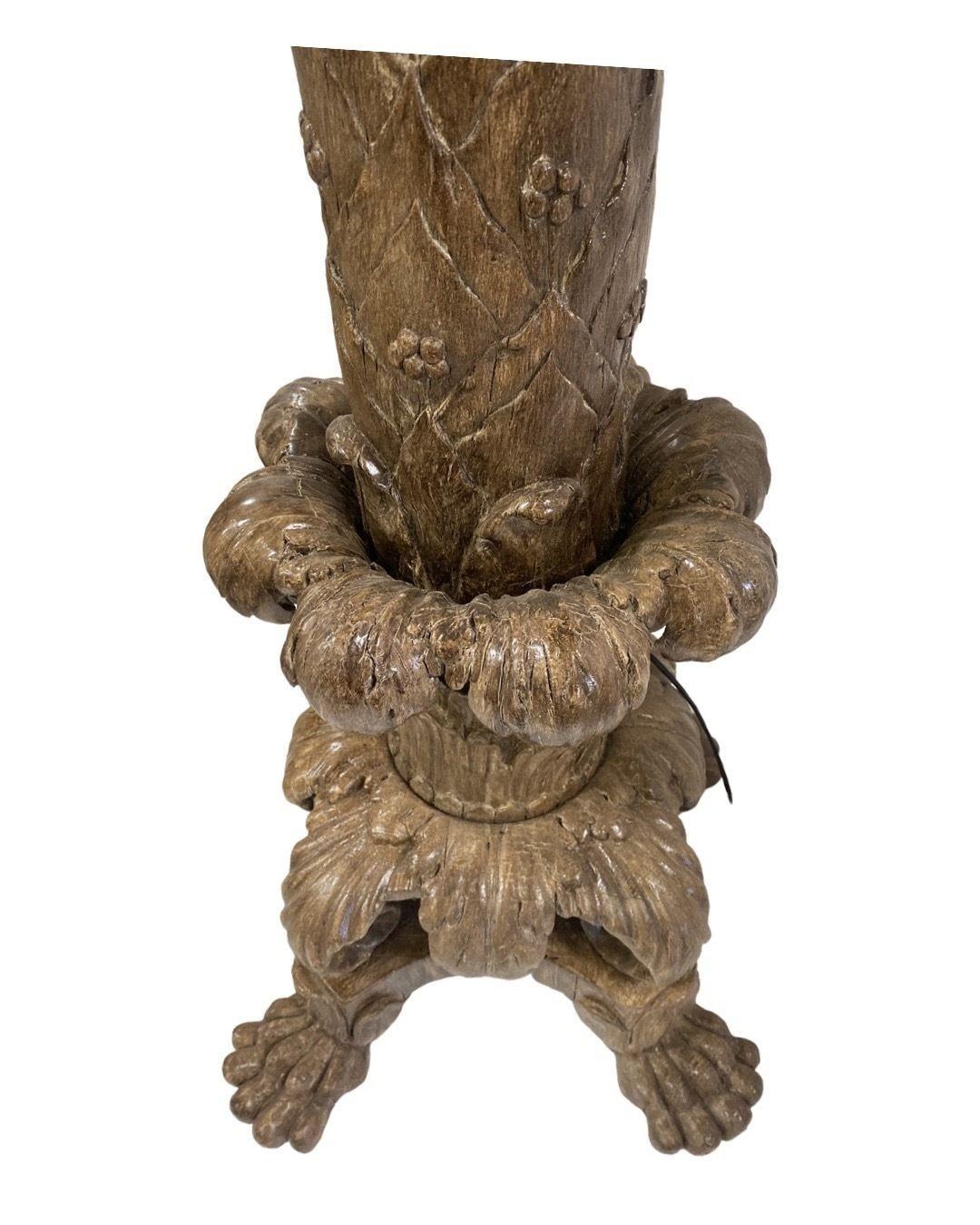 Milieu du XXe siècle Lampadaire italien vintage de style baroque en bois sculpté à la main en vente