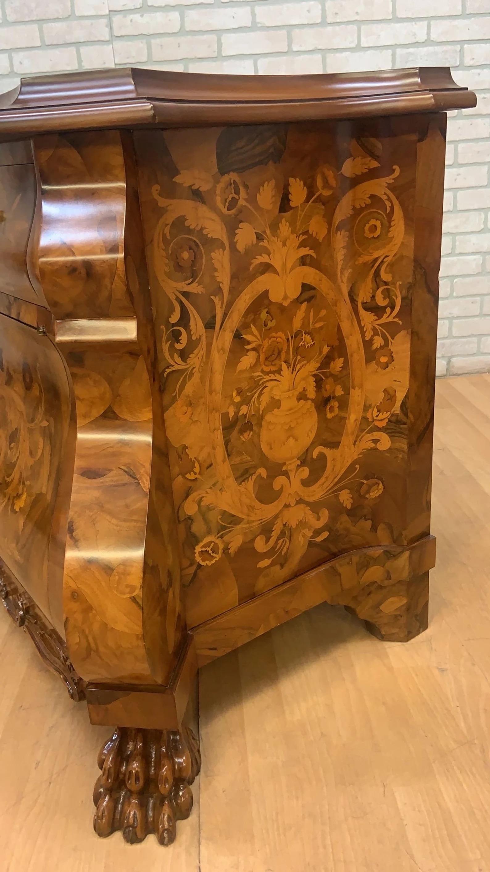 20ième siècle Vieille armoire de rangement de style baroque italien avec marqueterie incrustée en vente