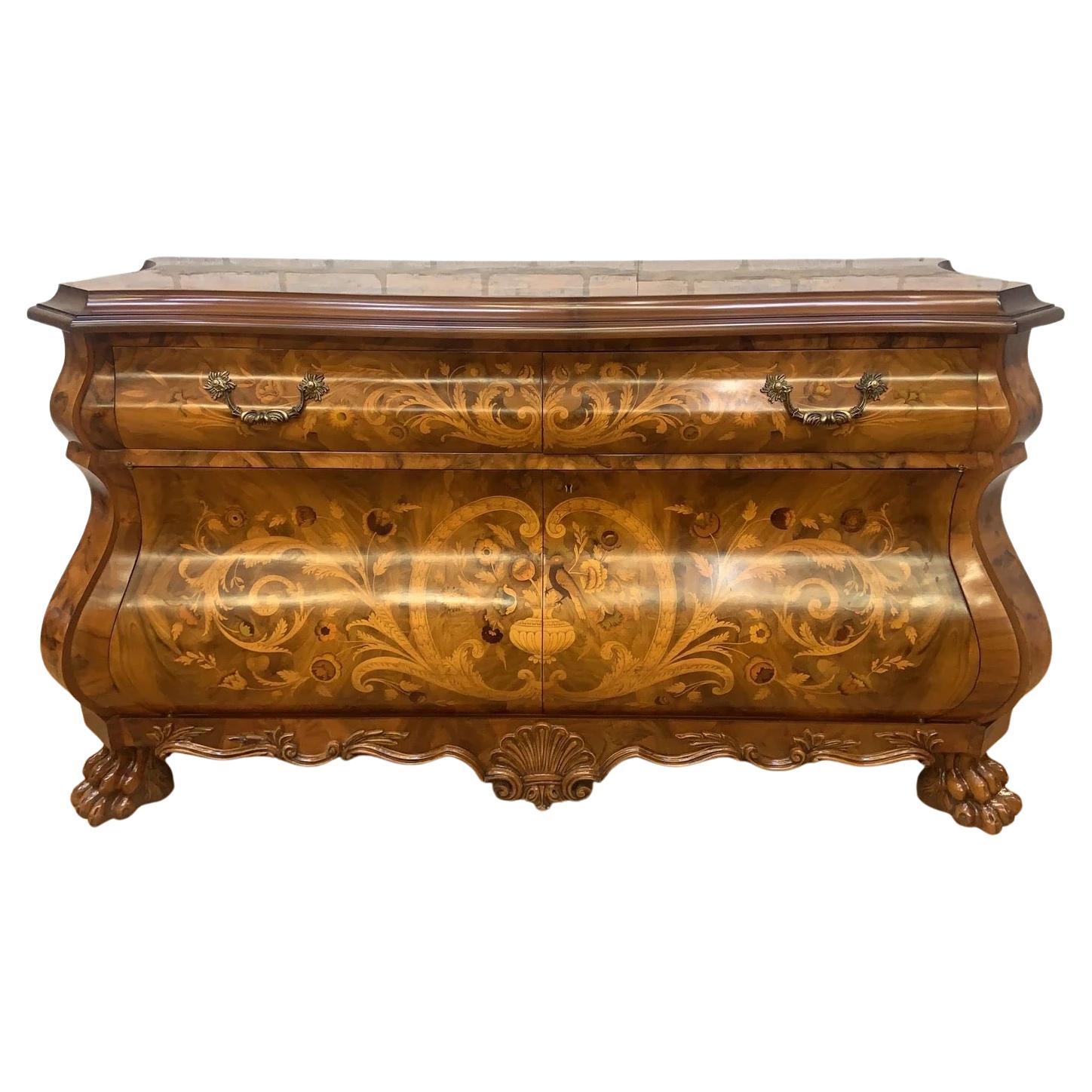Vieille armoire de rangement de style baroque italien avec marqueterie incrustée