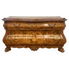 Vieille armoire de rangement de style baroque italien avec marqueterie incrustée