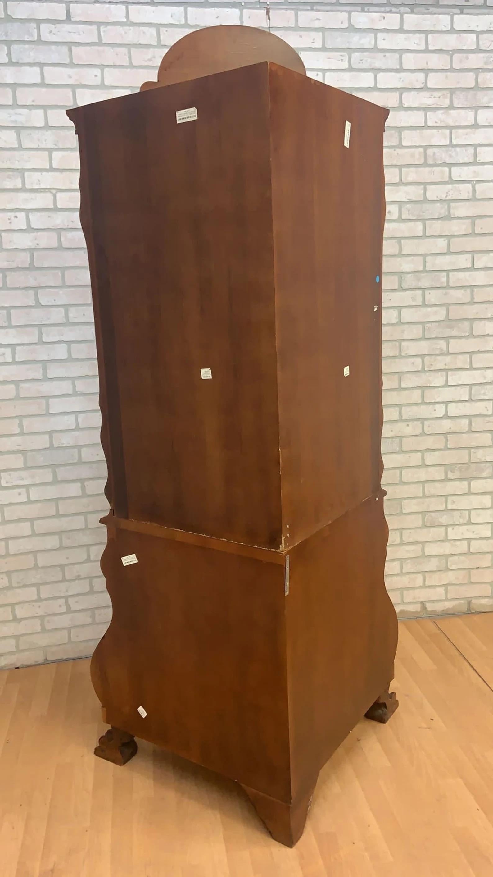 Vitrina esquinera vintage italiana de estilo barroco con incrustaciones de marquetería tallada en venta 2