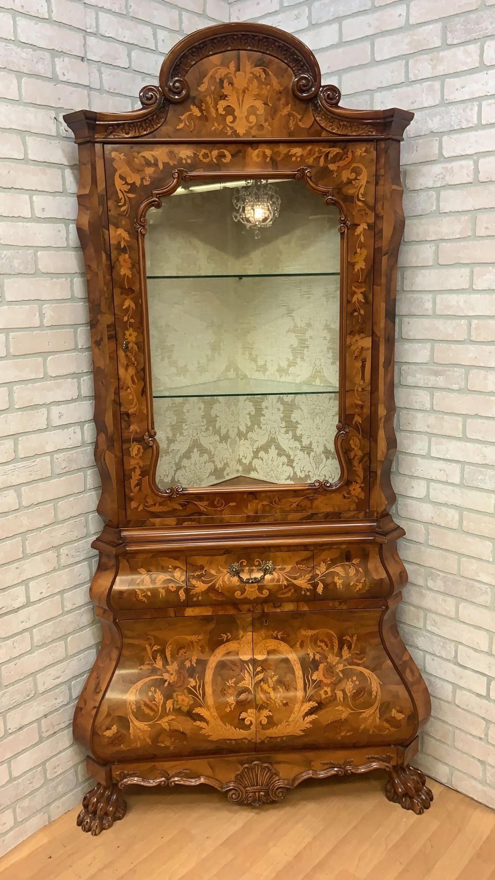 Vitrina esquinera vintage italiana de estilo barroco con incrustaciones de marquetería tallada

Un complemento práctico y elegante para cualquier despacho o sala de estar, este armario contiene una notable cantidad de espacio de exposición y