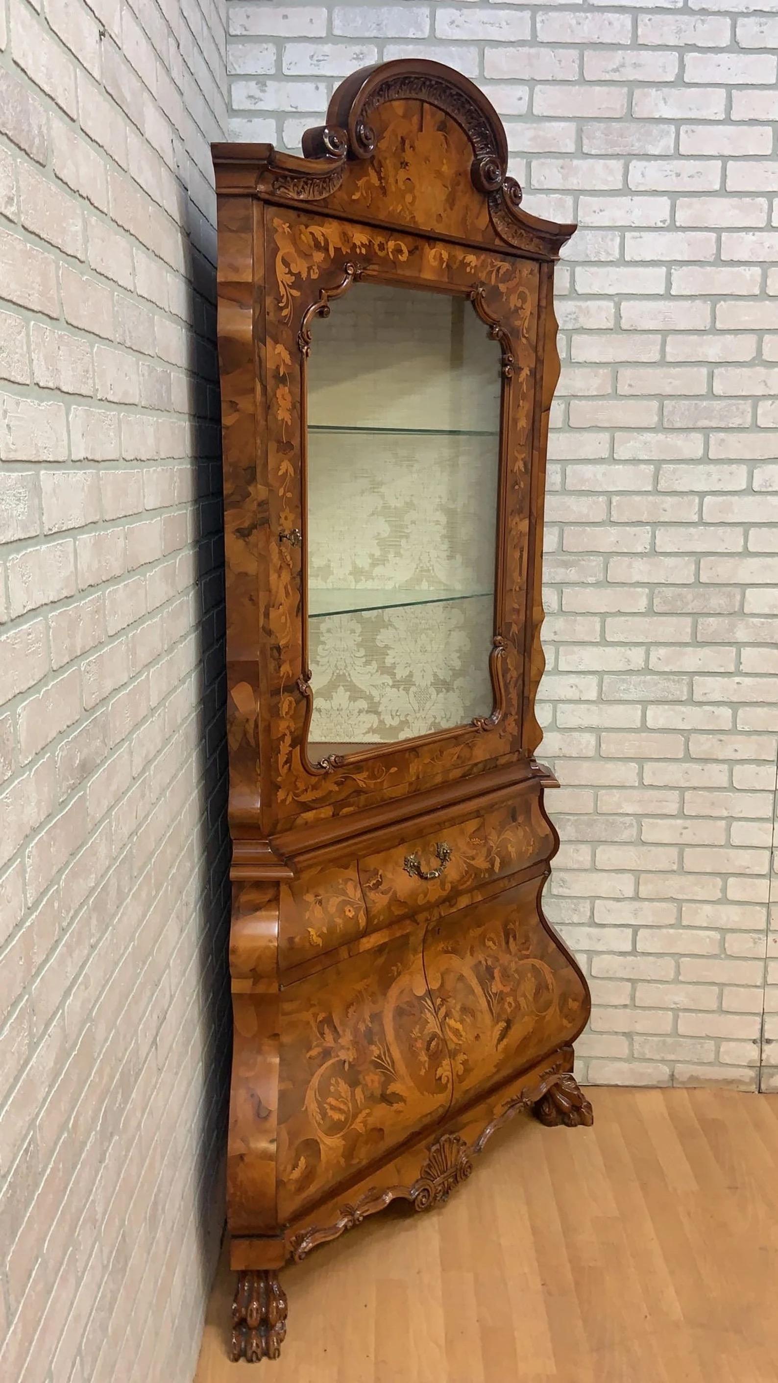 Vitrina esquinera vintage italiana de estilo barroco con incrustaciones de marquetería tallada Barroco en venta