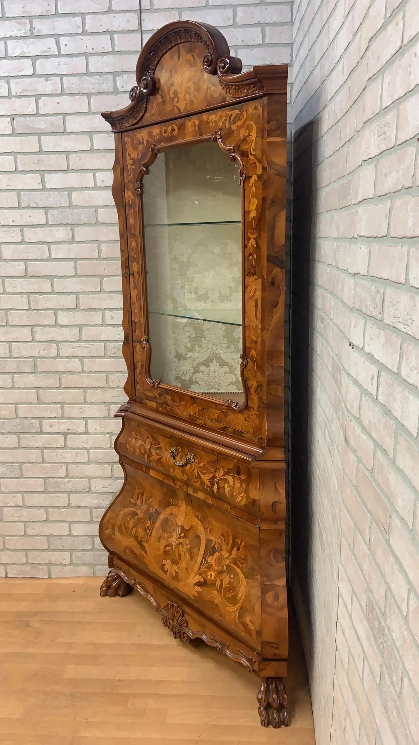 Vitrina esquinera vintage italiana de estilo barroco con incrustaciones de marquetería tallada Desconocido en venta