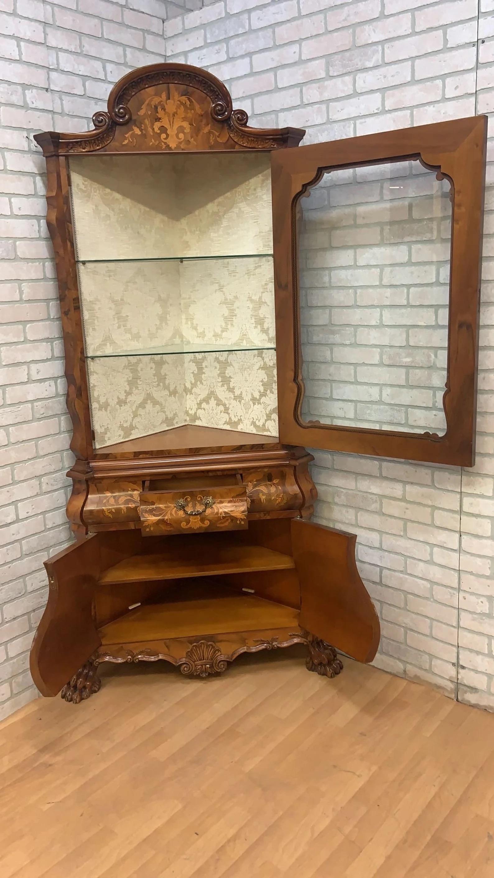Vitrina esquinera vintage italiana de estilo barroco con incrustaciones de marquetería tallada Incrustación en venta