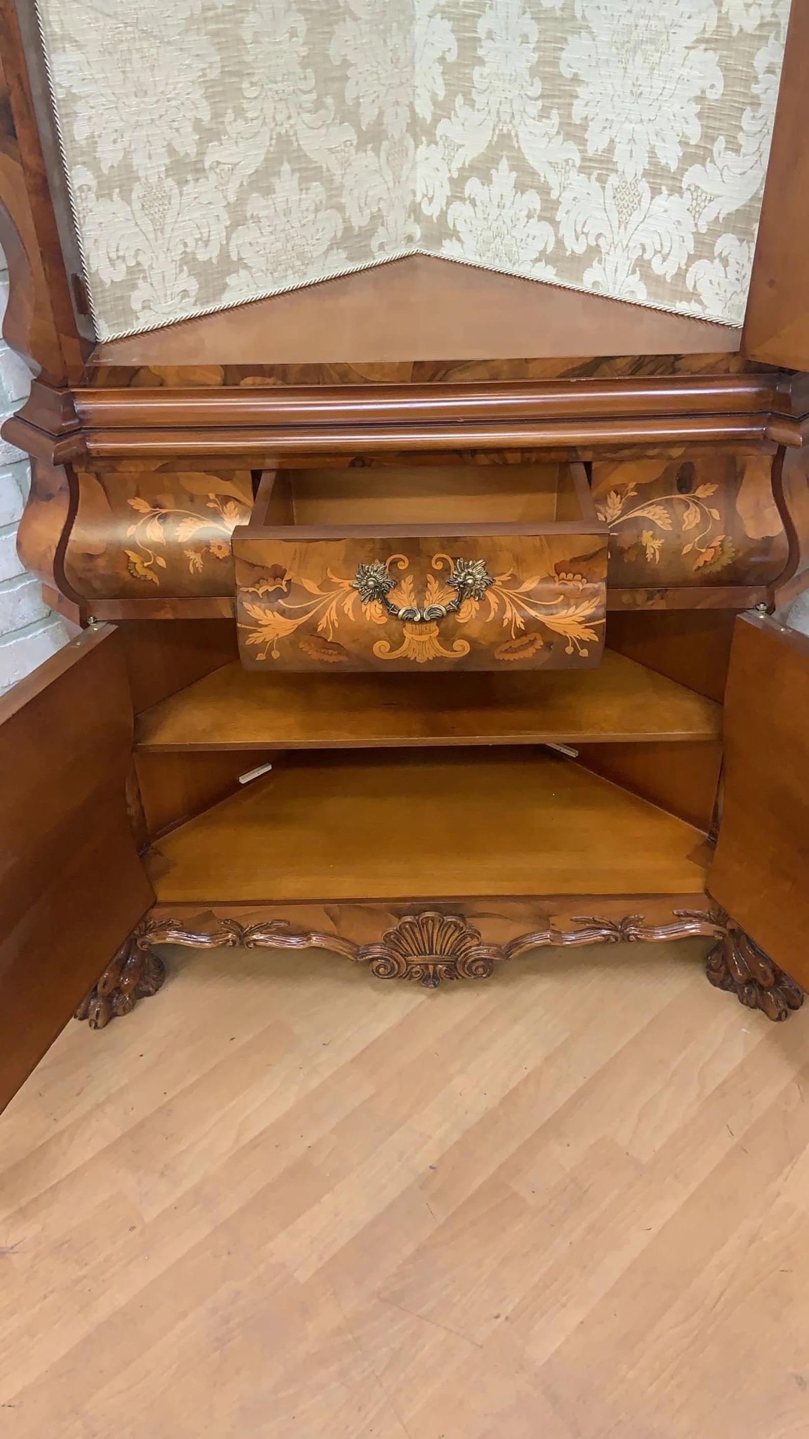 Vitrina esquinera vintage italiana de estilo barroco con incrustaciones de marquetería tallada en Bueno estado para la venta en Chicago, IL