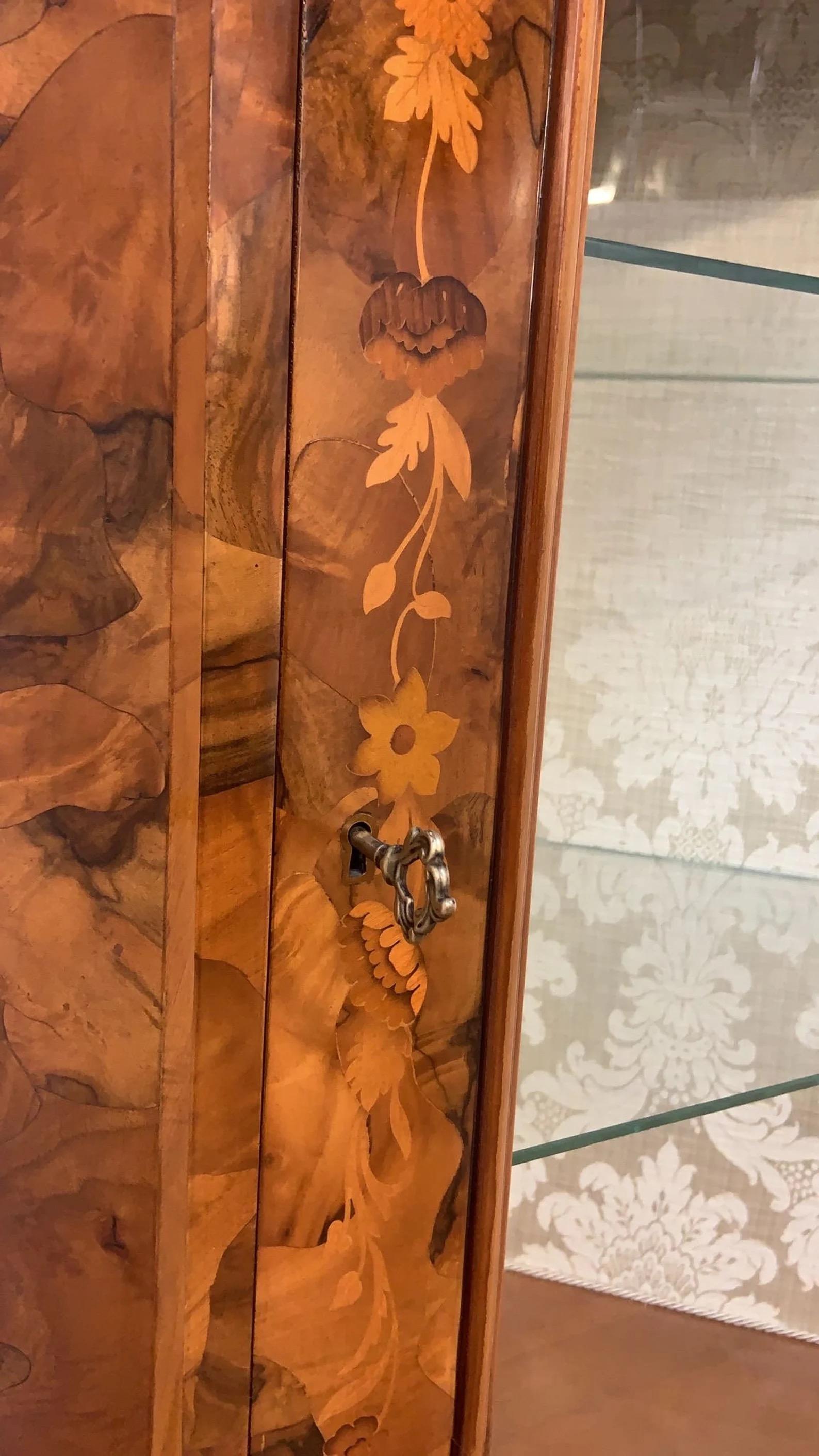 Vitrina esquinera vintage italiana de estilo barroco con incrustaciones de marquetería tallada Madera en venta