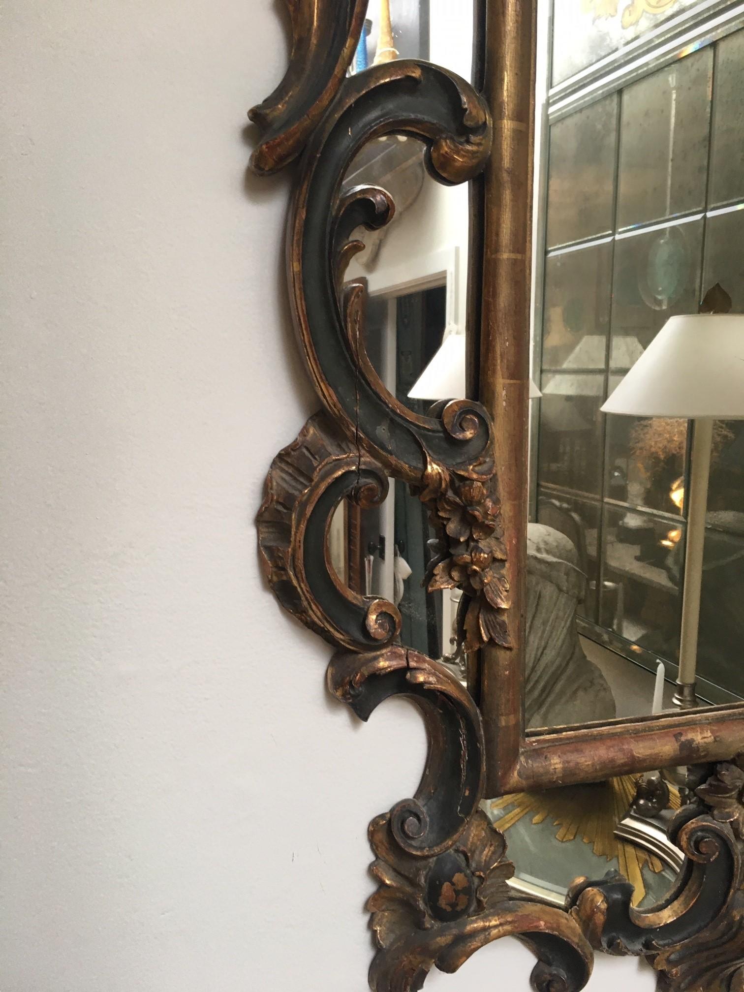 Vintage-Wandspiegel im italienischen Barockstil, teilweise vergoldet, dekoriert mit Blumenköpfen, Vintage (Italienisch) im Angebot