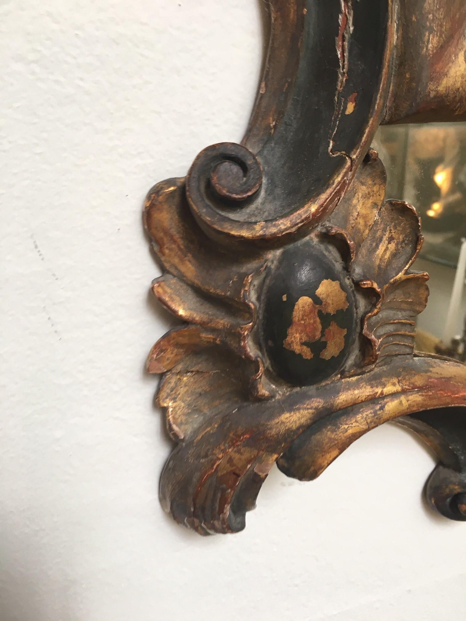 Vintage-Wandspiegel im italienischen Barockstil, teilweise vergoldet, dekoriert mit Blumenköpfen, Vintage (Geschnitzt) im Angebot