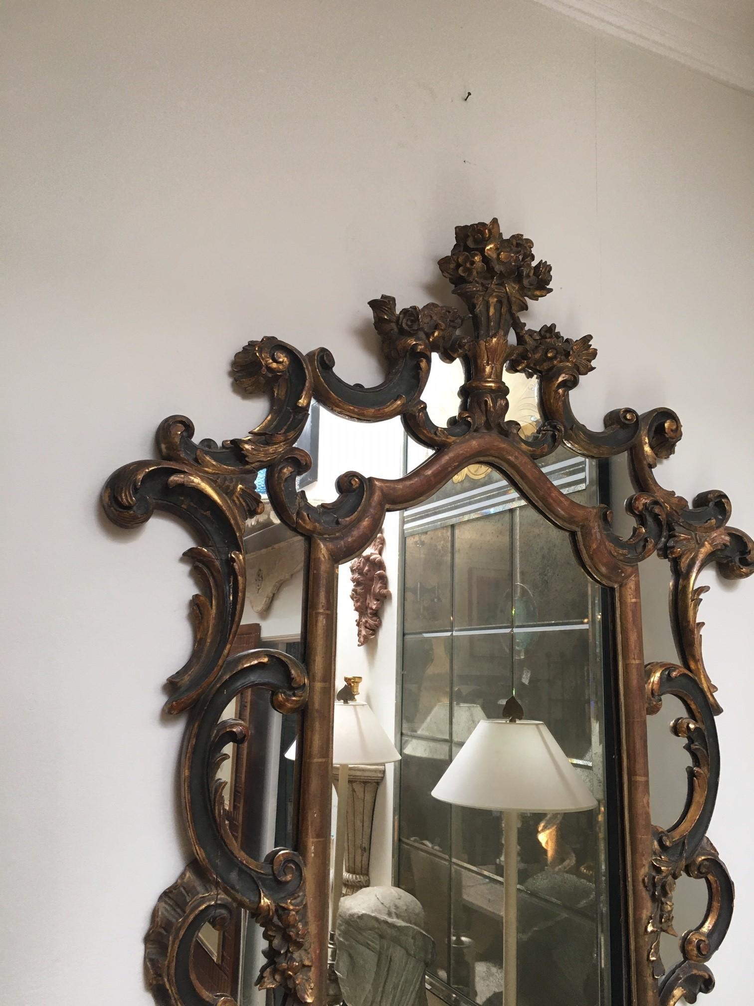 Vintage-Wandspiegel im italienischen Barockstil, teilweise vergoldet, dekoriert mit Blumenköpfen, Vintage im Zustand „Gut“ im Angebot in Los Angeles, CA