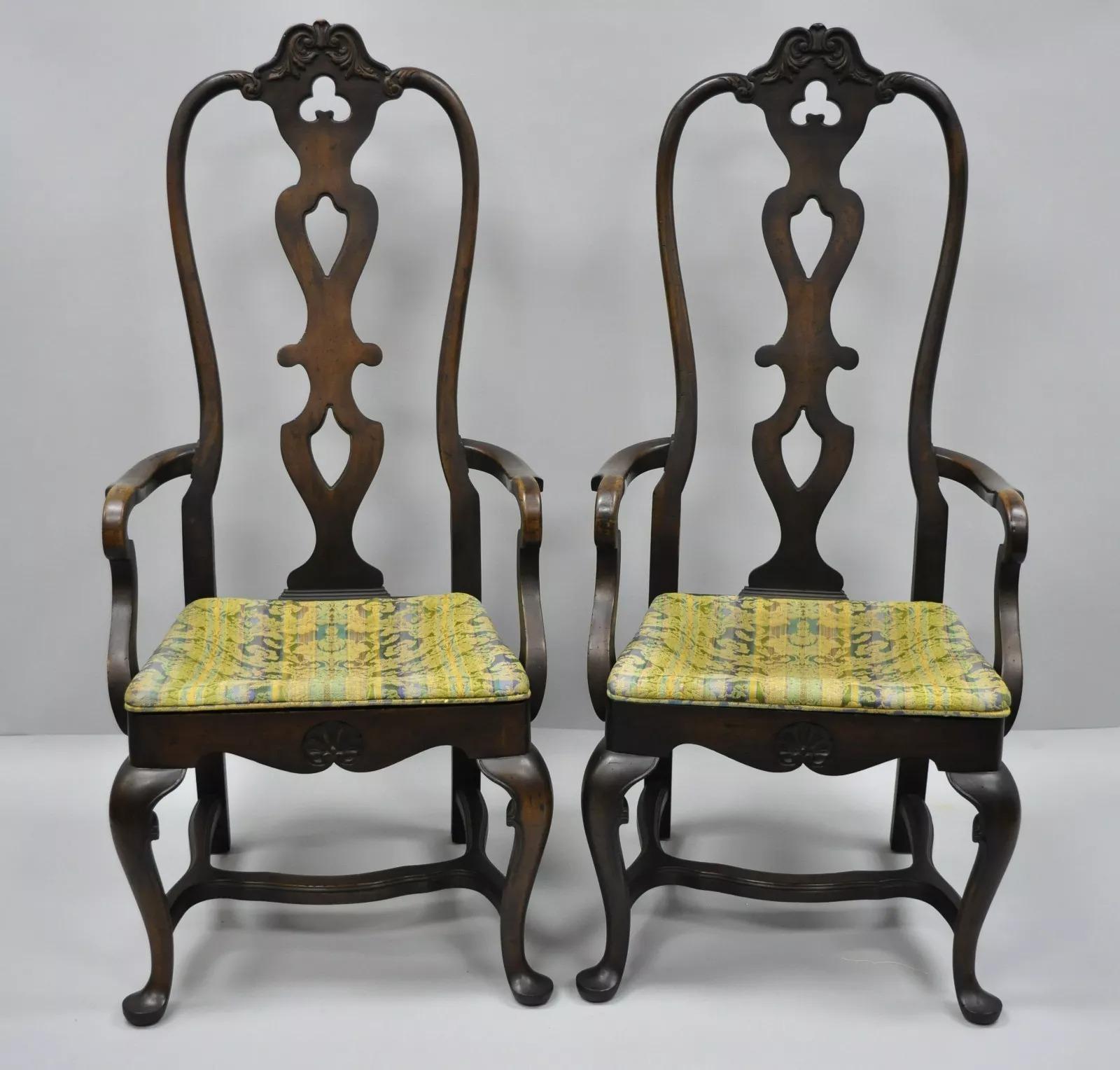 Vintage Italian Baroque / Swedish Rococo Style High Back Dining Arm Chairs (Pair) by Dods Murdick. L'article se caractérise par des dossiers hauts et galbés, une base à brancards, des pieds de style Queen Anne, une construction en bois massif, une