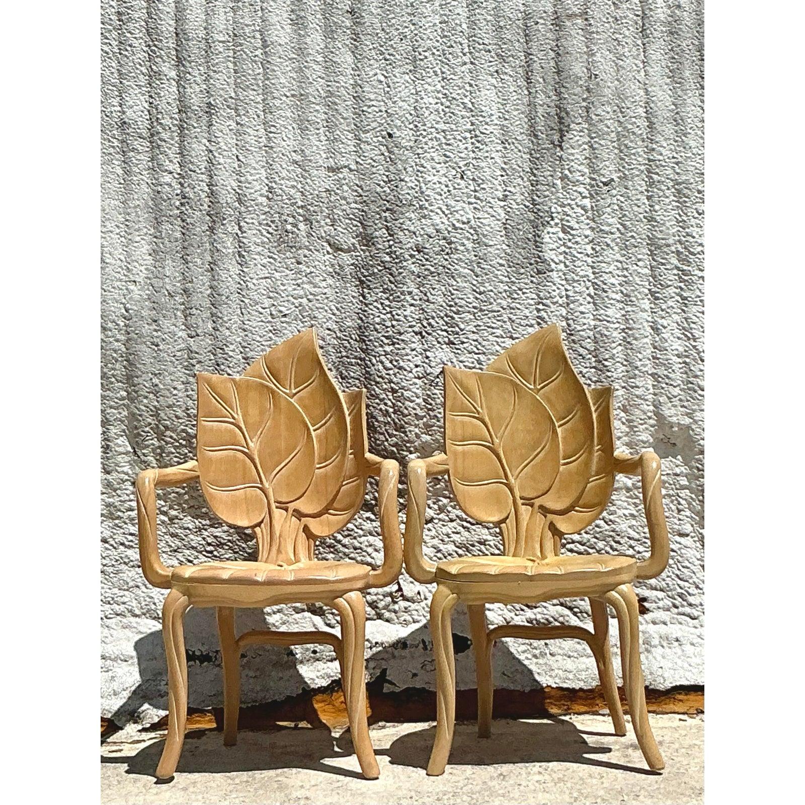 Celebra l'arte del design italiano con questa eccezionale coppia di sedie vintage a foglie di rabarbaro intagliate di Bartolozzi & Maioli. Meticolosamente intagliata a mano in Italia, ogni sedia presenta un motivo scultoreo di foglie che scorre