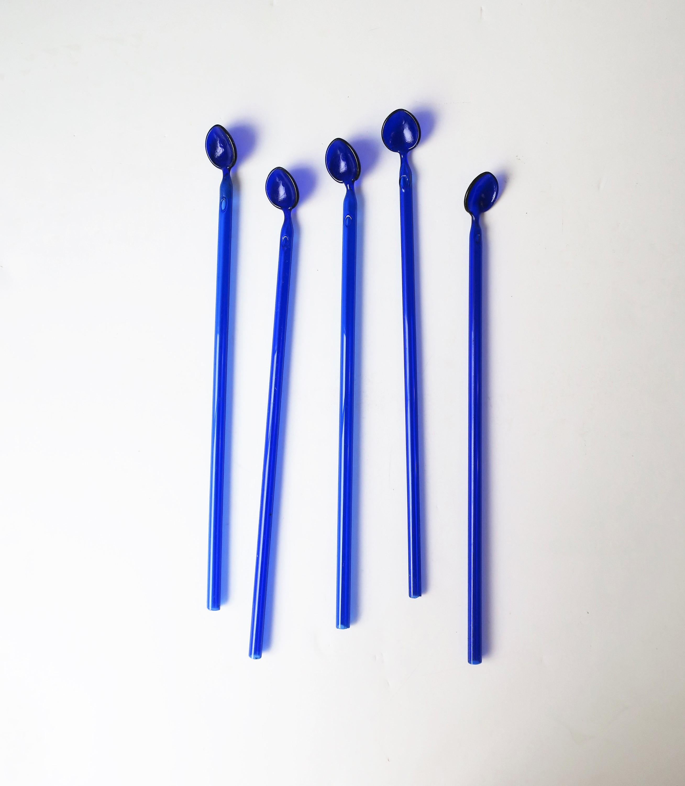 A beautiful set of five (5) vintage Italian barware sapphire blue art glass cocktail stirrers straw and spoon, circa mid-20th century, 1960s, Italy. Beautiful for entertaining; bar, bar cart, yacht, etc. Each measure: 8