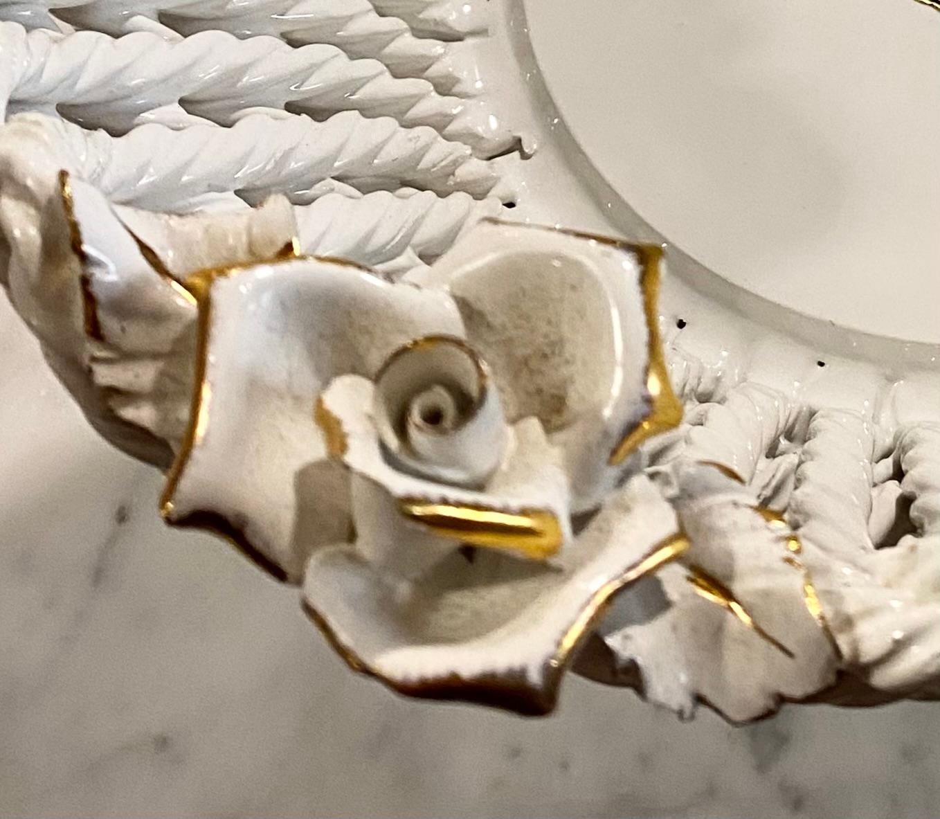 Italienische netzförmige Obstschale aus weißer Keramik mit Bassano-Rosen in Weiß  im Angebot 4
