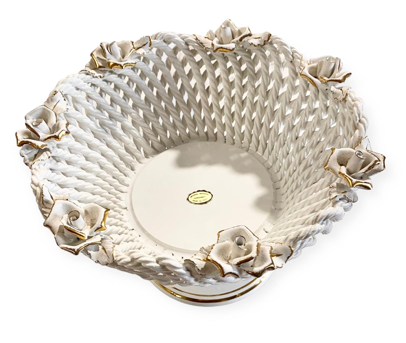 Eine hübsche, netzartige, weiße Bassano-Keramik-Obstschale mit vergoldeten Rosen als Mittelstück. Der perfekte Touch für ein gut ausgestattetes Zimmer.

In Bassano werden seit 300 Jahren Keramiken hergestellt. Seit dem 17. Jahrhundert entwickelte