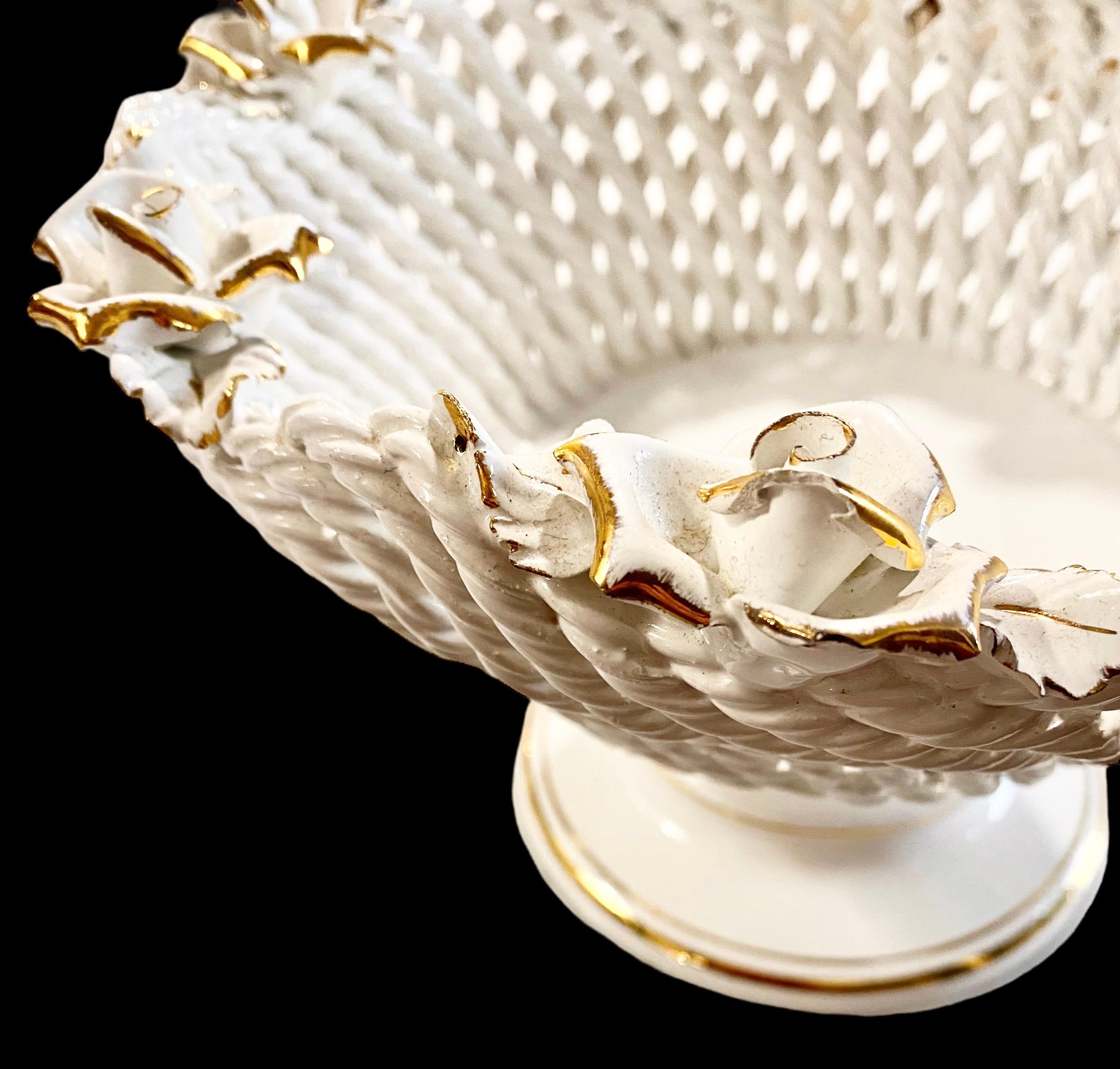 Italienische netzförmige Obstschale aus weißer Keramik mit Bassano-Rosen in Weiß  (Vergoldet) im Angebot