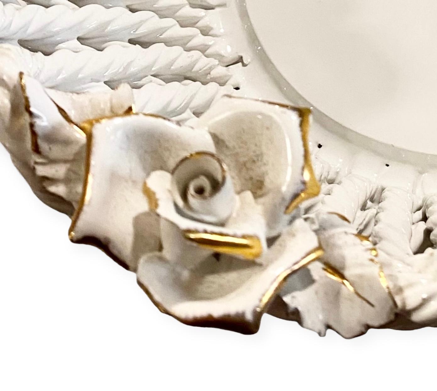 Italienische netzförmige Obstschale aus weißer Keramik mit Bassano-Rosen in Weiß  im Angebot 1