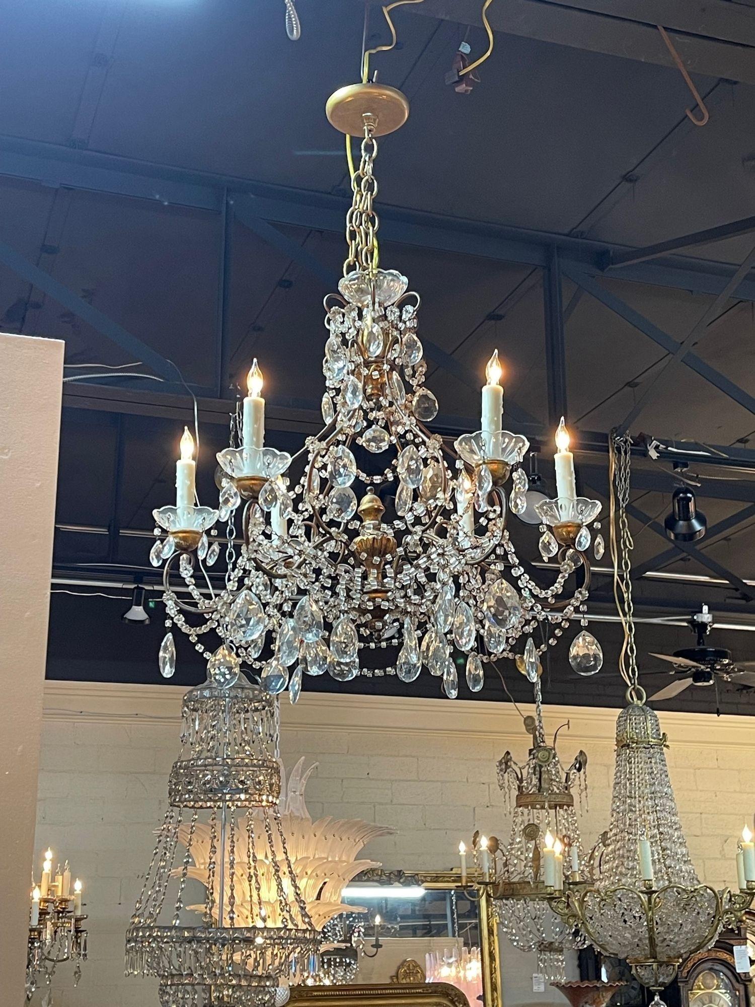 Elégant lustre italien vintage en cristal perlé et bois doré à 6 lumières. Avec de magnifiques cristaux et perles drapés. Une qualité très fine ! Charmant !