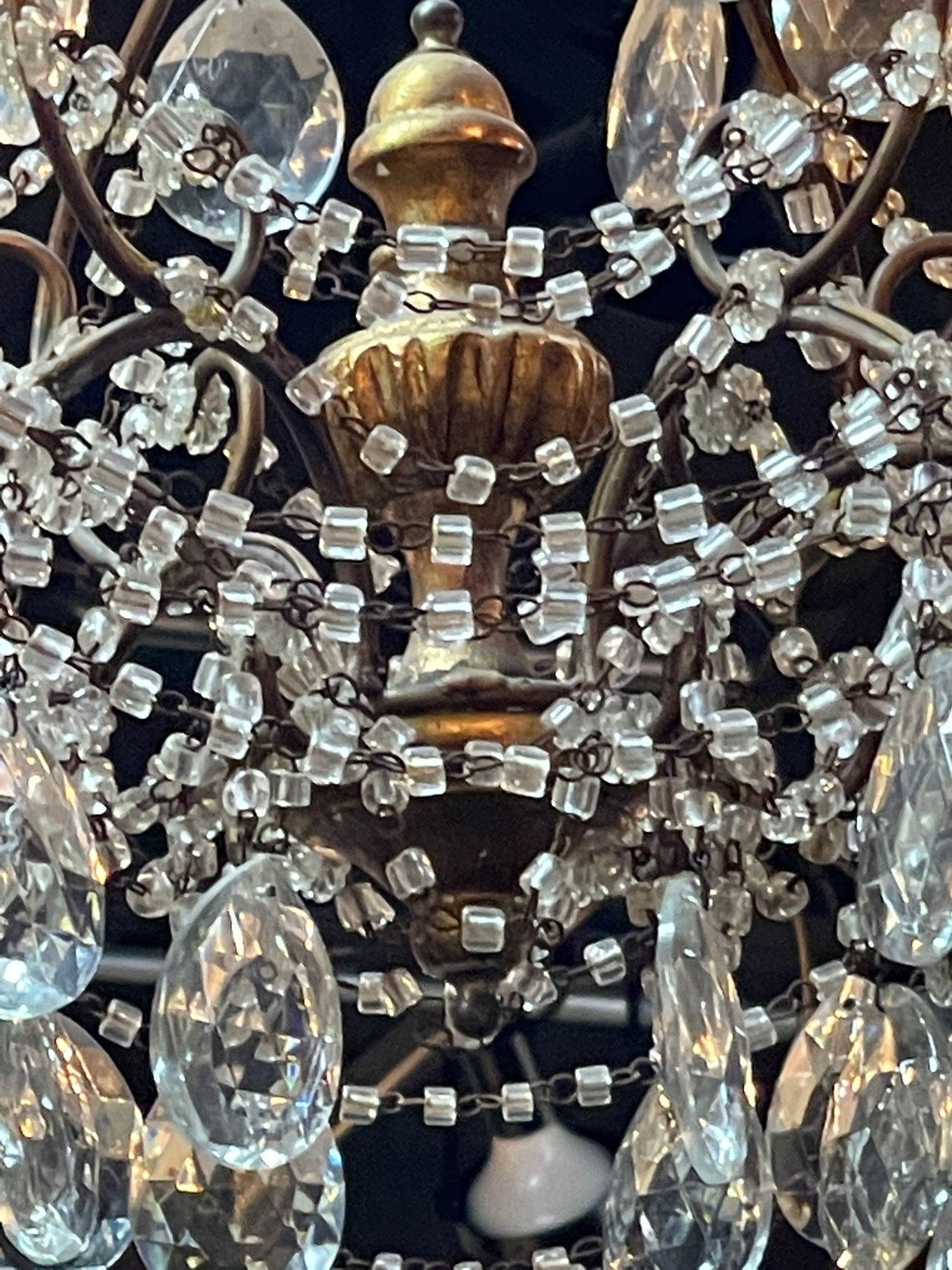 Italienischer Kronleuchter aus Perlenkristall und vergoldetem Holz, Vintage im Zustand „Gut“ im Angebot in Dallas, TX