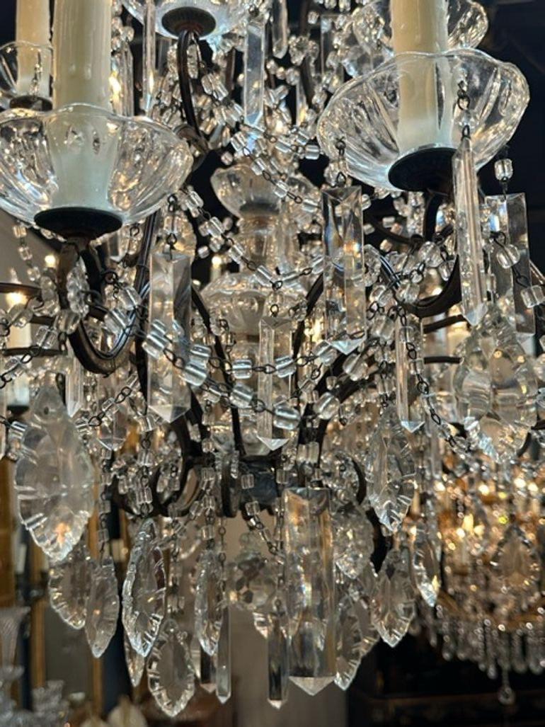 20ième siècle Lustre italien vintage en cristal perlé avec 16 Lights en vente