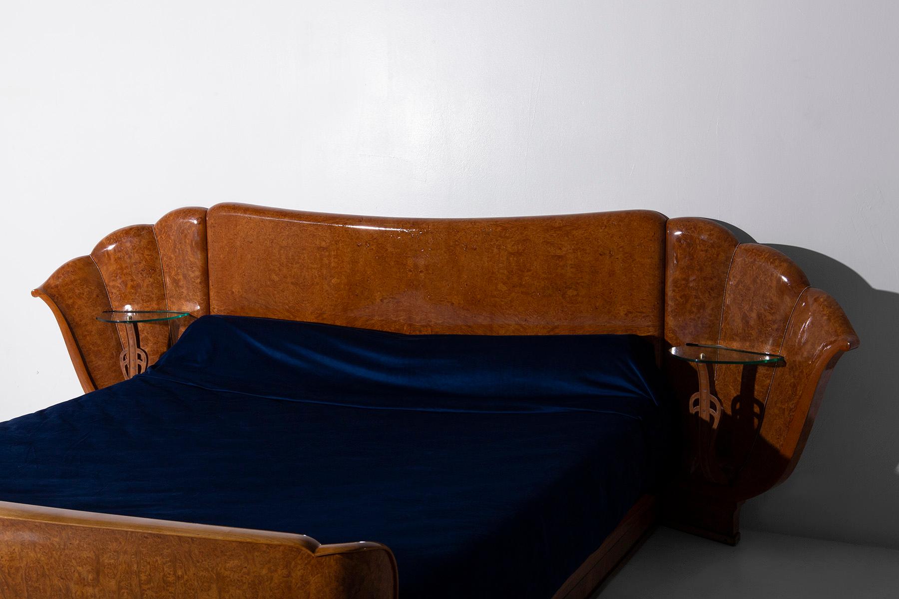 Italienisches Vintage-Bett, hergestellt von Valzania mit Nachttischen aus Glas und Messing im Angebot 4