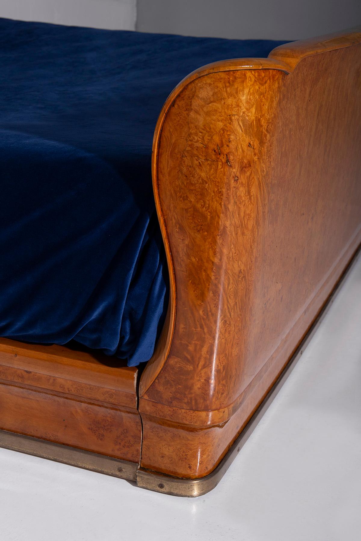 Italienisches Vintage-Bett, hergestellt von Valzania mit Nachttischen aus Glas und Messing im Angebot 9