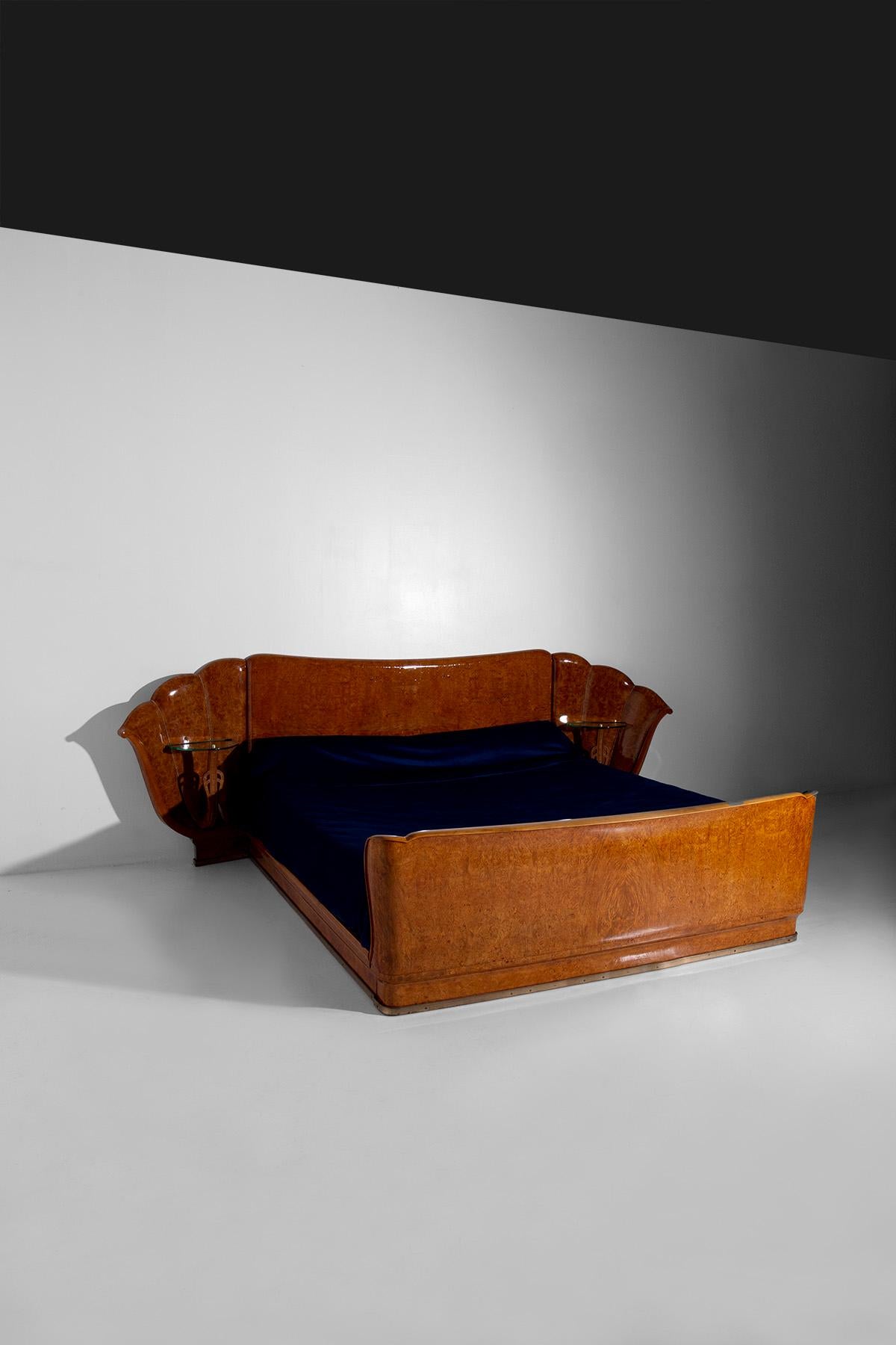 Tauchen Sie ein in die Welt des italienischen Handwerks und der Kunst der 1950er Jahre mit diesem wunderbaren Bett, einer Kreation von Valzania, die den zeitlosen Reiz des Art-déco-Stils verkörpert. Dieses vollständig aus Birkenholz gefertigte Bett