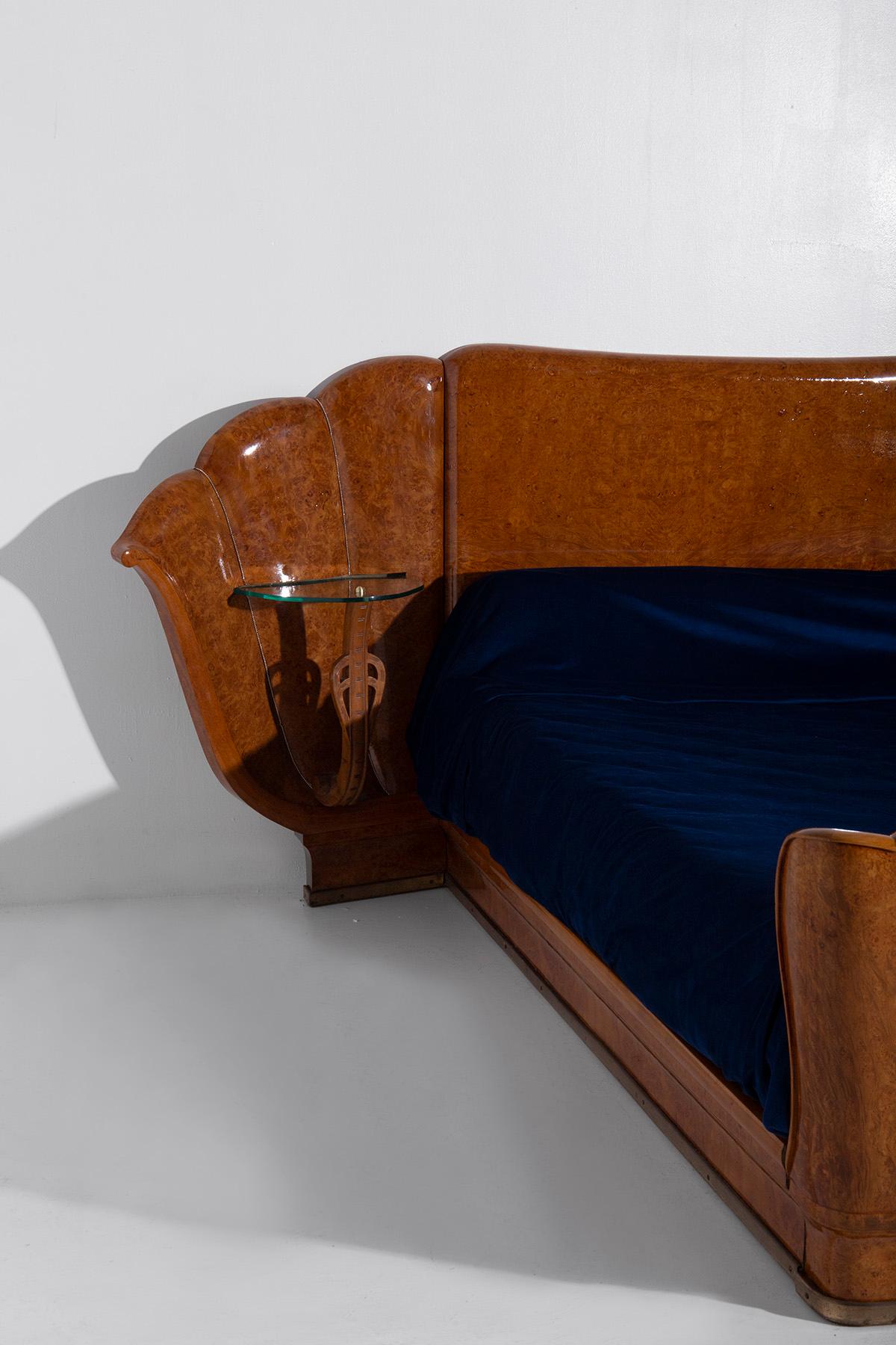 Italienisches Vintage-Bett, hergestellt von Valzania mit Nachttischen aus Glas und Messing (Art déco) im Angebot