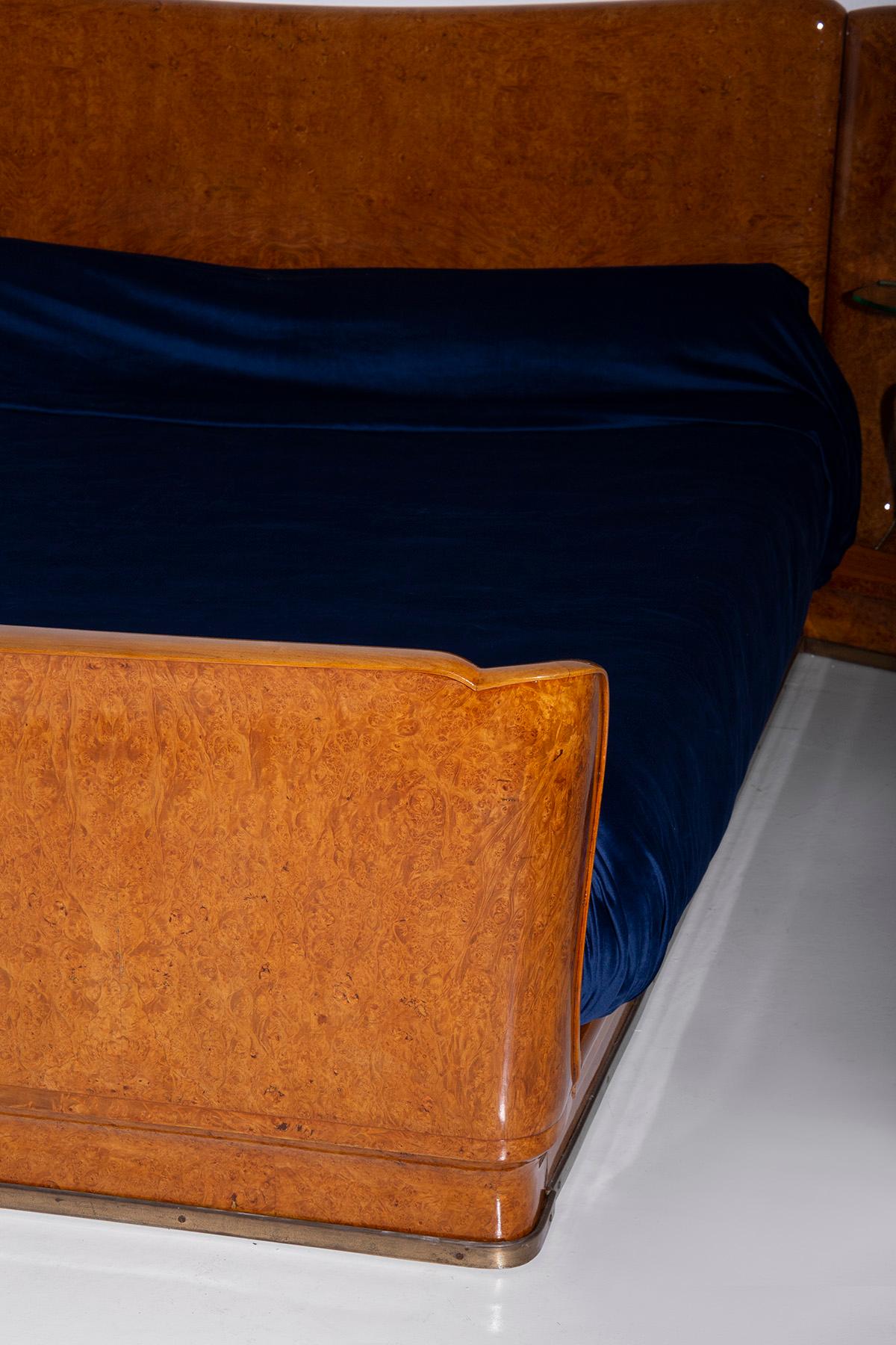 Italienisches Vintage-Bett, hergestellt von Valzania mit Nachttischen aus Glas und Messing (Italian) im Angebot