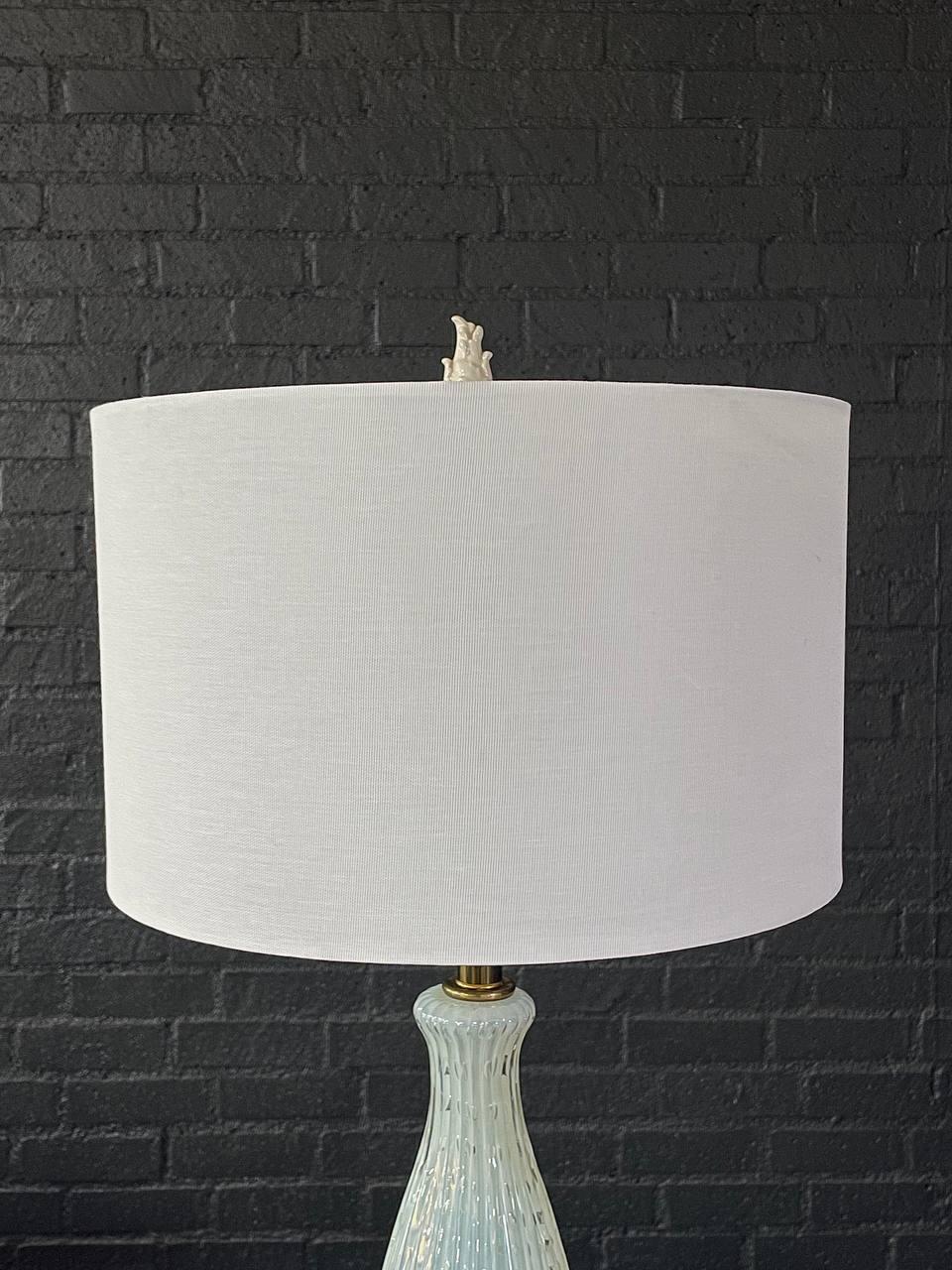 Vintage Italian Beige Lámpara de mesa de cristal de Murano mediados del siglo XX en venta