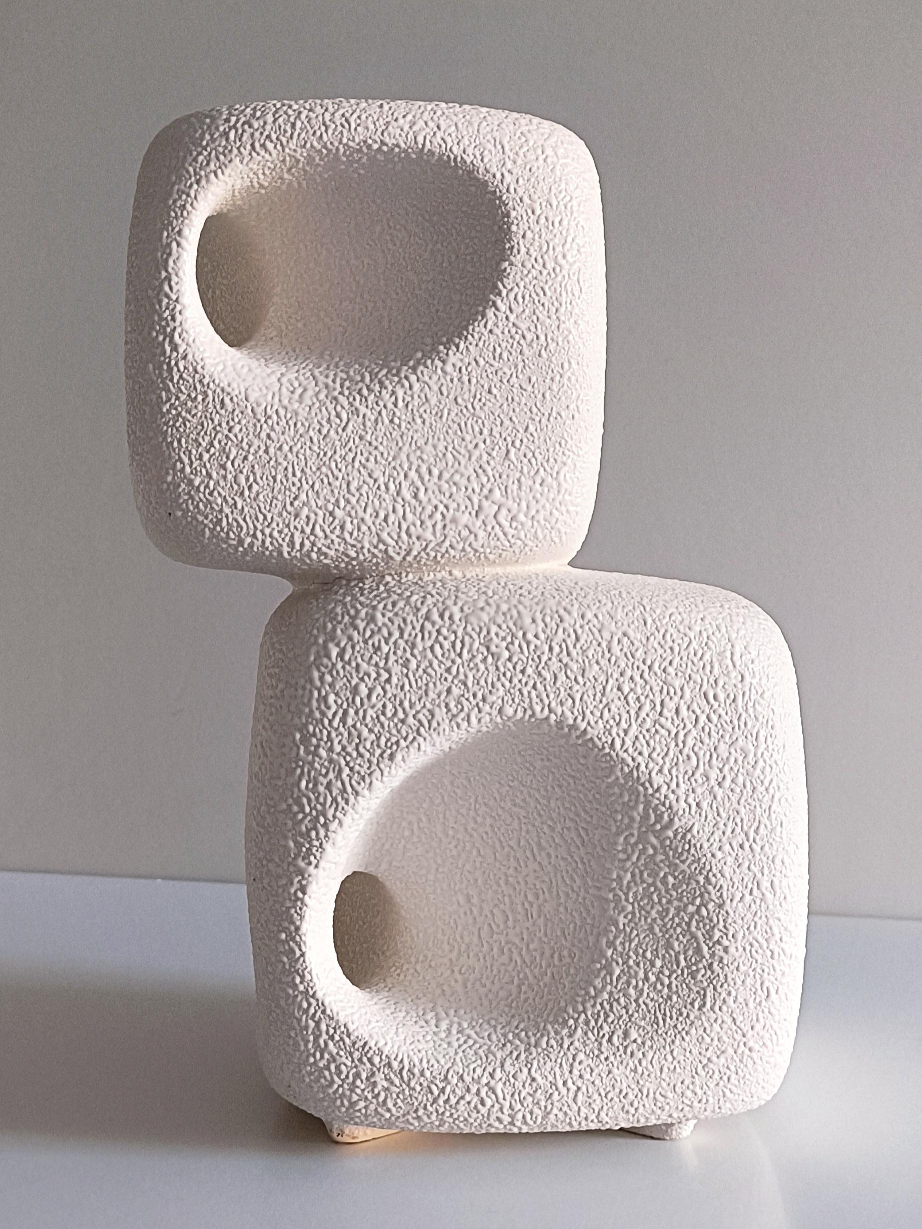 This Bertoncello sculptural ceramic vase from Italy, dating back to the 1960s, is a remarkable piece of Italian ceramic artistry. Roberto Rigon was a notable designer associated with Bertoncello, a renowned ceramics manufacturer based in Italy