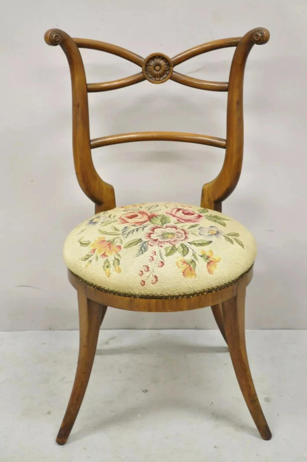 Sedia d'angolo con gambe a sciabola Biedermeier d'epoca con seduta a punta d'ago. Circa all'inizio del XX secolo. Misure: 34