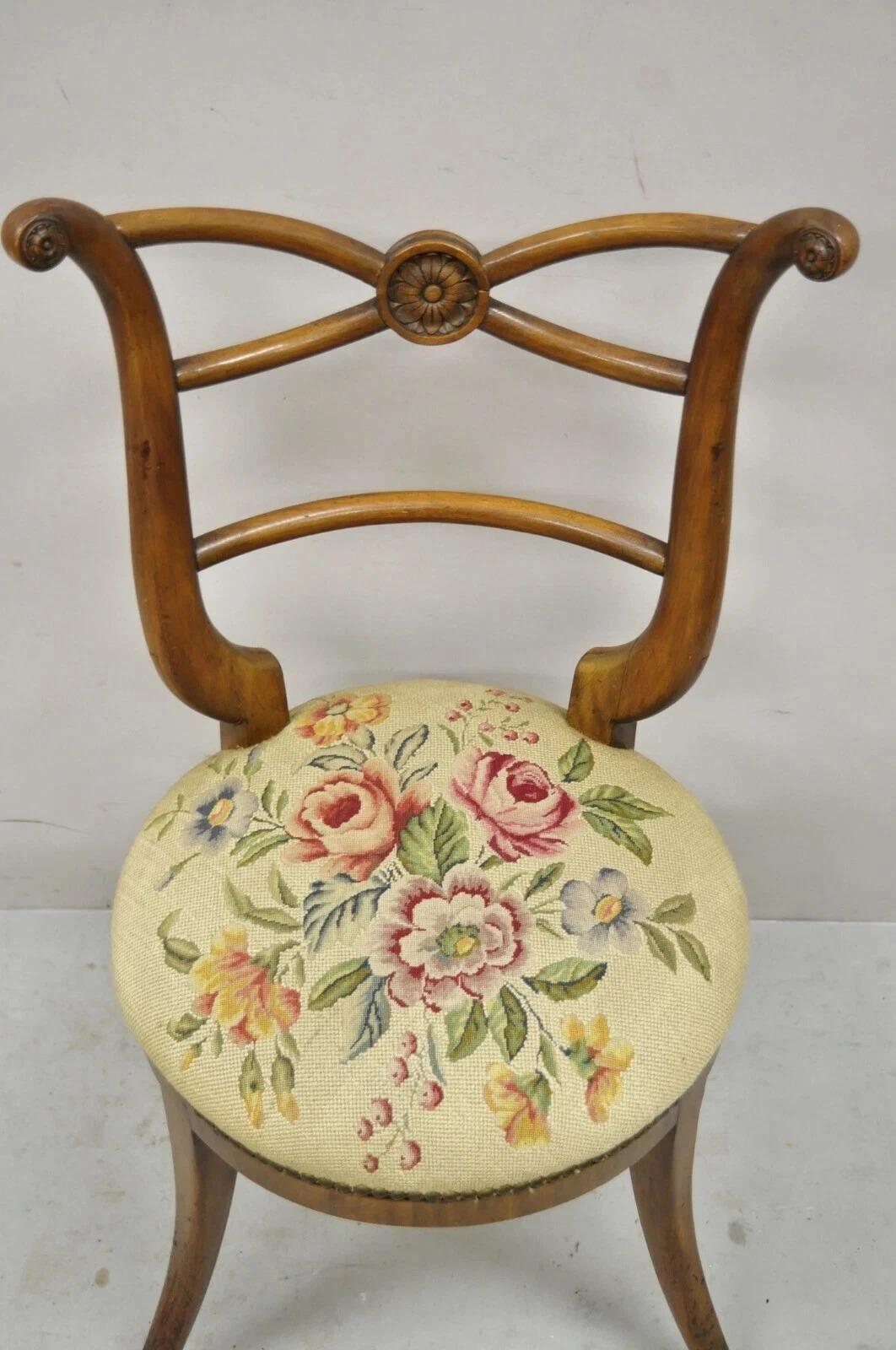 Sconosciuto Sedia d'angolo con gambe a sciabola Biedermeier d'epoca con sedile a punta d'ago in vendita