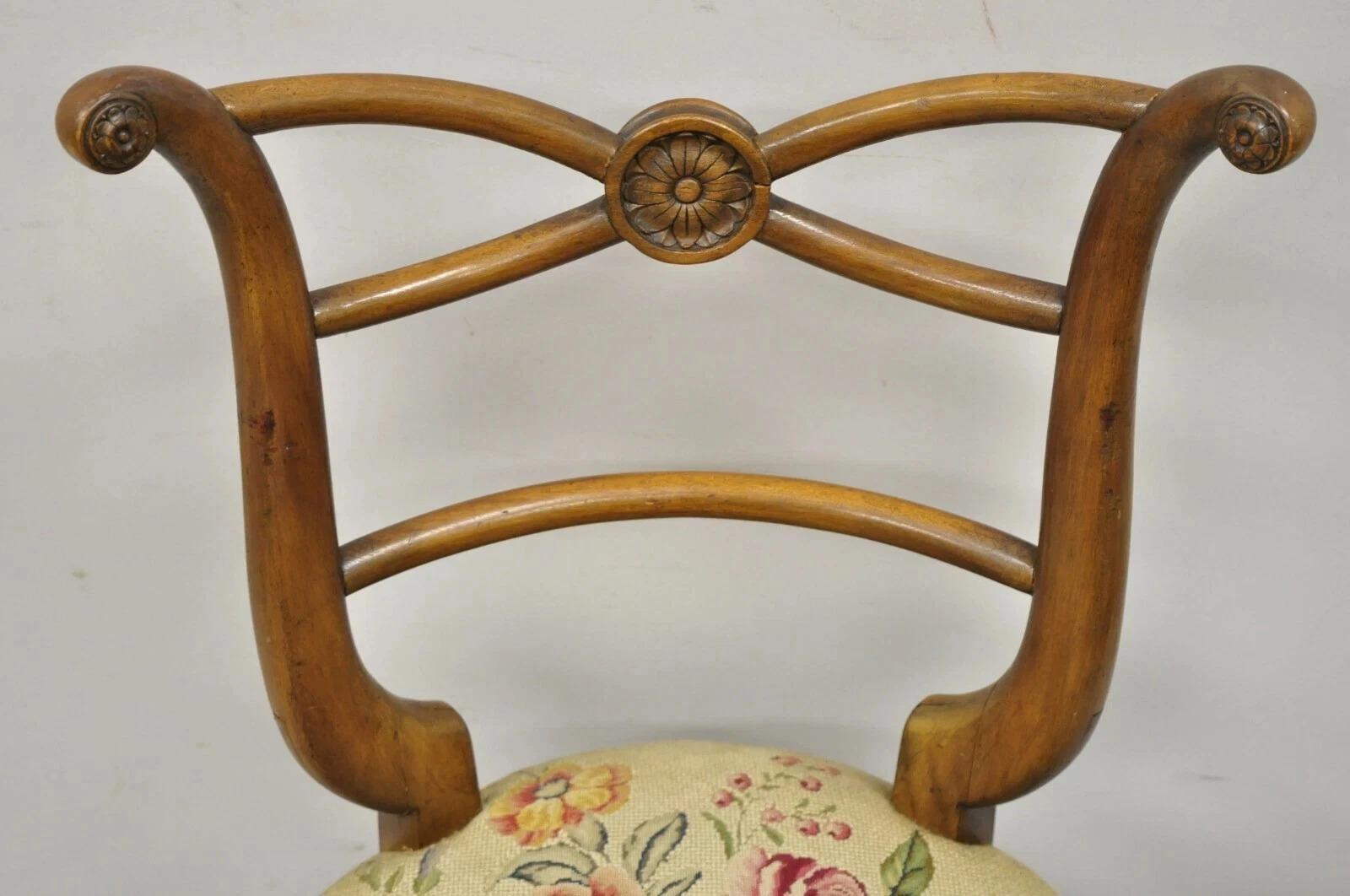 Sedia d'angolo con gambe a sciabola Biedermeier d'epoca con sedile a punta d'ago In condizioni buone in vendita a Philadelphia, PA