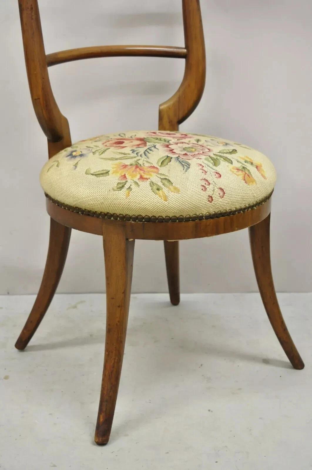 Mogano Sedia d'angolo con gambe a sciabola Biedermeier d'epoca con sedile a punta d'ago in vendita