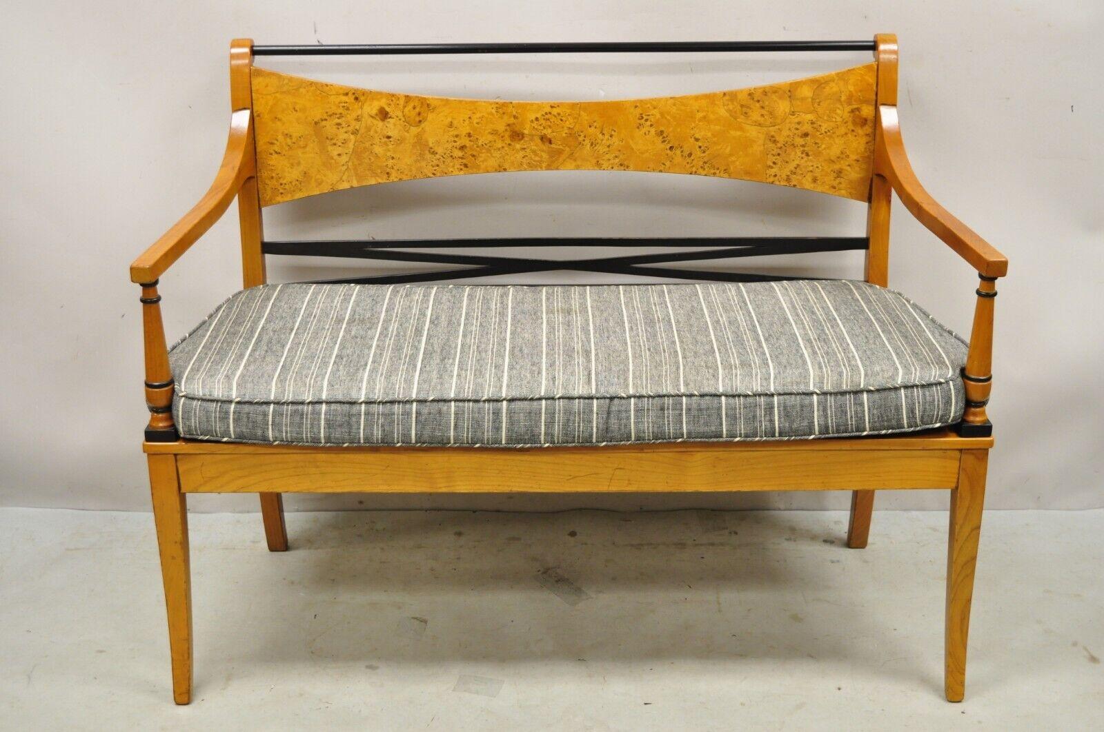 Vintage Italian Biedermeier X-Frame Burlwood Cane Seat Klismos Long Bench Settee. Der Stuhl zeichnet sich durch eine schöne Holzmaserung, eine Sitzfläche aus Schilfrohr, hochwertige italienische Handwerkskunst, großen Stil und Form aus. CIRCA Mitte