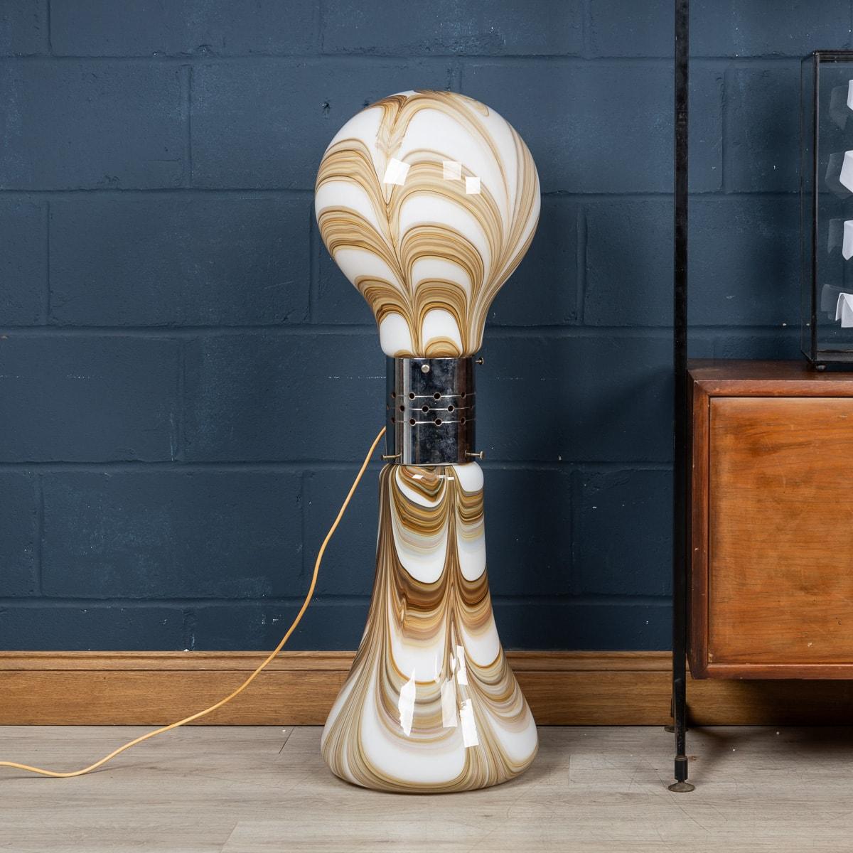 Una meravigliosa lampada da tavolo vintage italiana realizzata da Carlo Nason per Mazzega. Prodotta a Murano, Venezia, negli anni '1970, questa lampada in cromo e vetro è un esempio della lavorazione di Carlo Nason. Le bellissime strisce tigrate