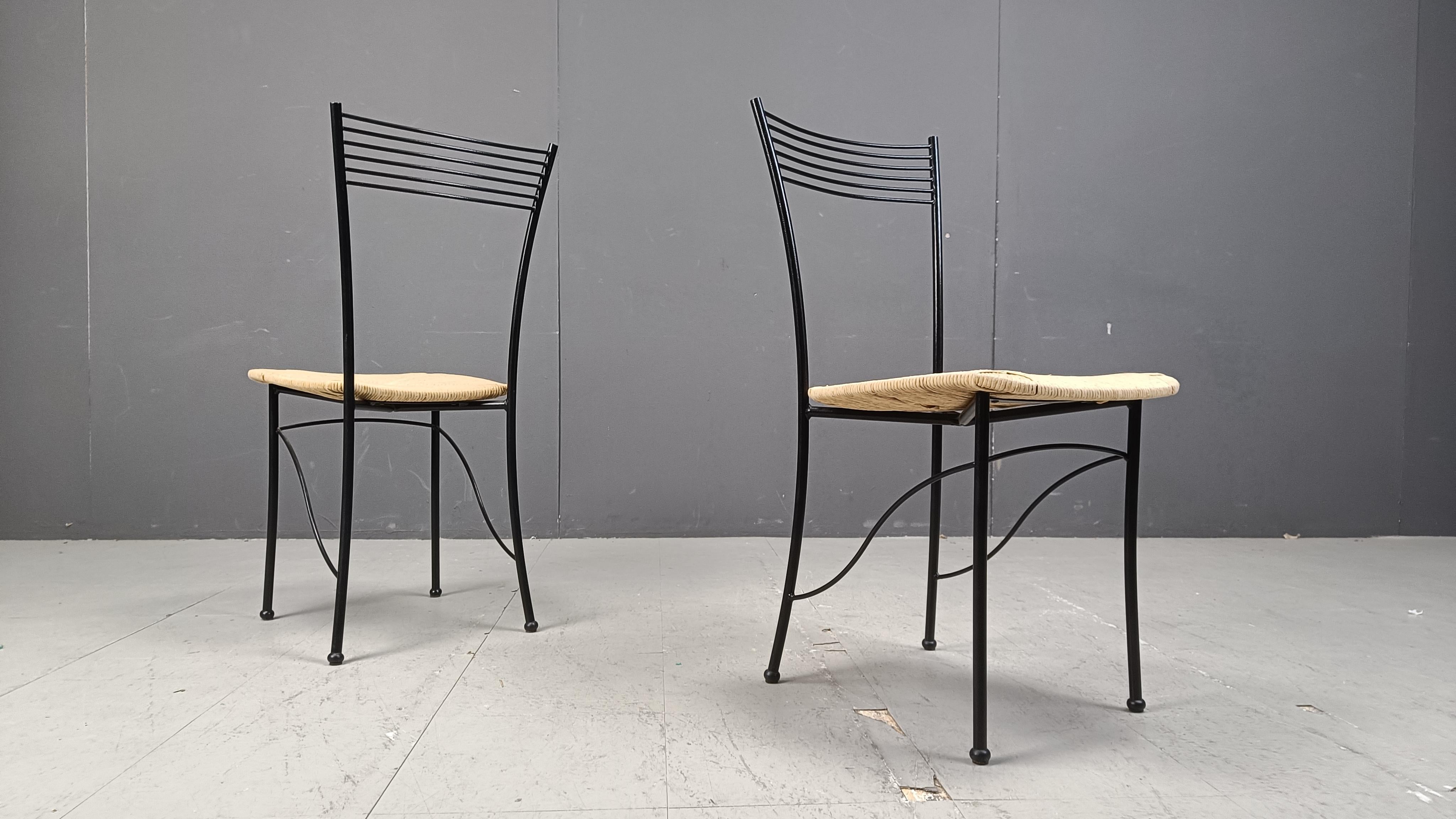 Italienische Bistrostühle aus schwarzem Metall und Geflecht.

Schönes, elegantes italienisches Design.

1980er Jahre - Italien

Sehr guter Zustand

Abmessungen
Höhe: 86cm
Breite x Tiefe: 40cm
Sitzhöhe: 46cm

Ref.: 25022709

*Der Preis gilt für das
