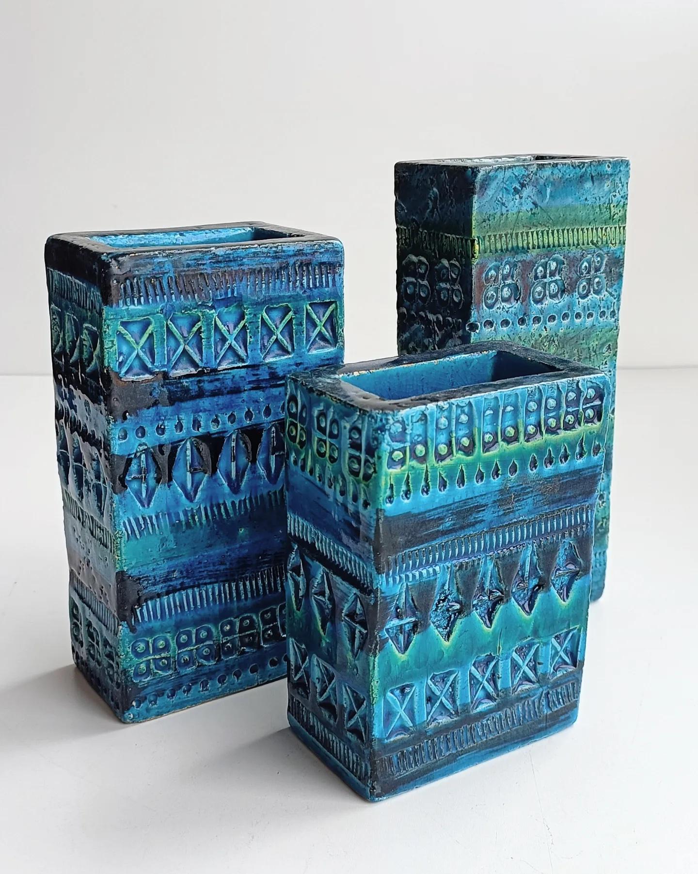 Ensemble de trois vases en céramique en forme de brique de la ligne iconique Rimini Blu d'Aldo Londi pour Bitossi Ceramiche. Fabriqué à la main à Flavia Montelupo, Italie, vers les années 1960. 

Tous trois portent la marque distinctive de