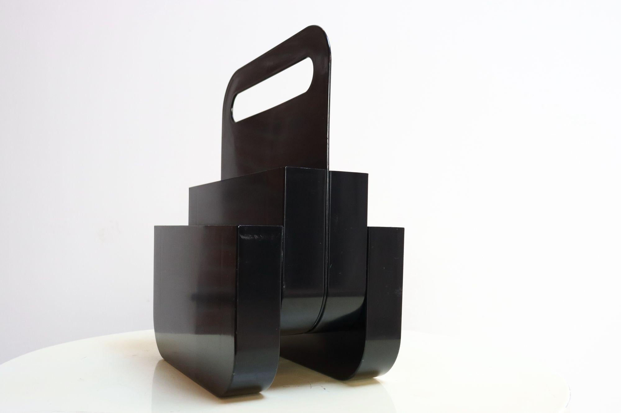 Sculptural magazine rack/stand in black ABS plastic with four sizable storage sections and handle by Olaf Von Bohr for Kartell (ca. 1970s, Italy).
Uncommon model and color, long out of of production.
Very good, vintage condition with minor