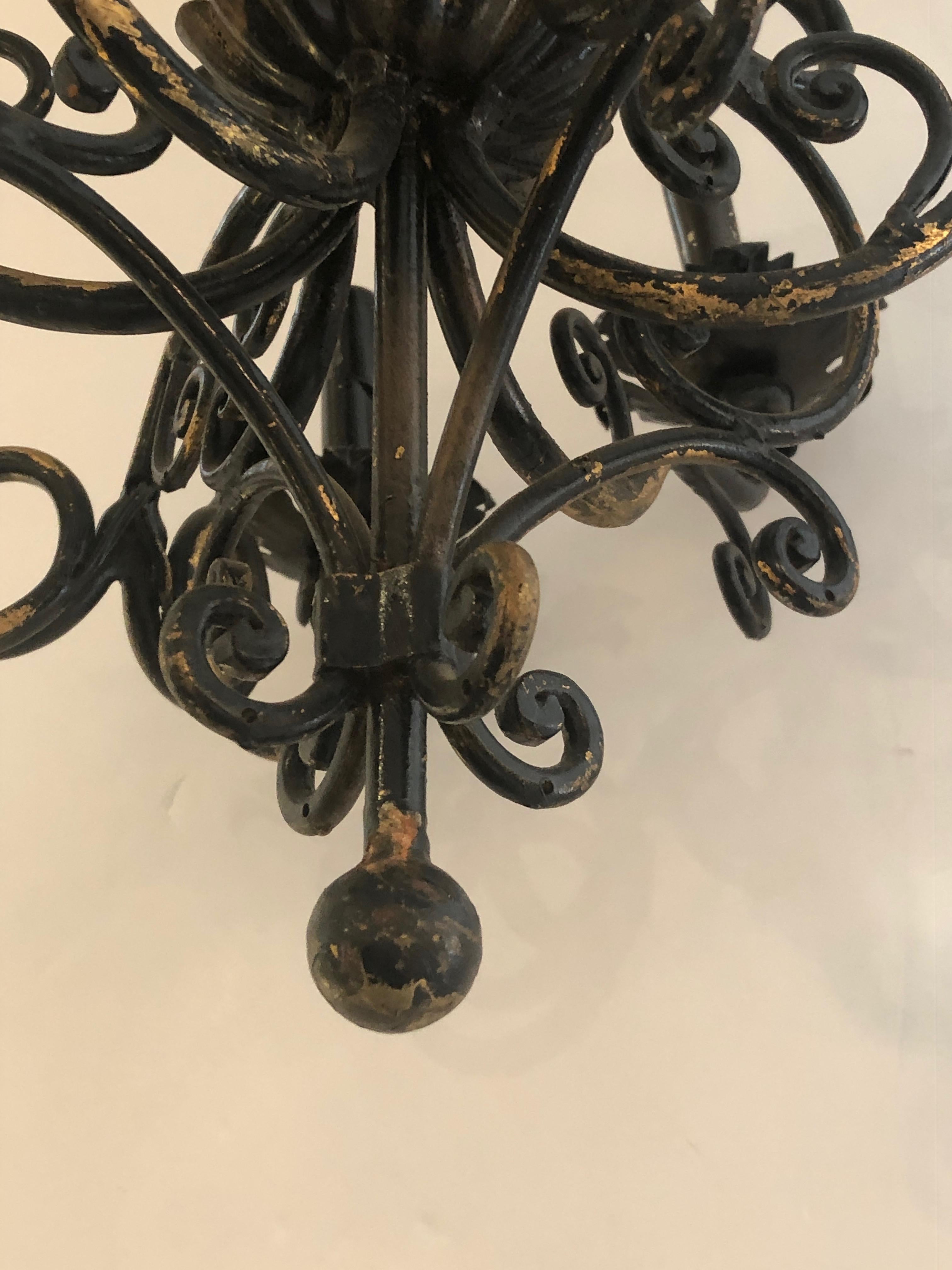 Milieu du XXe siècle Lustre italien vintage en fer noir et doré en vente