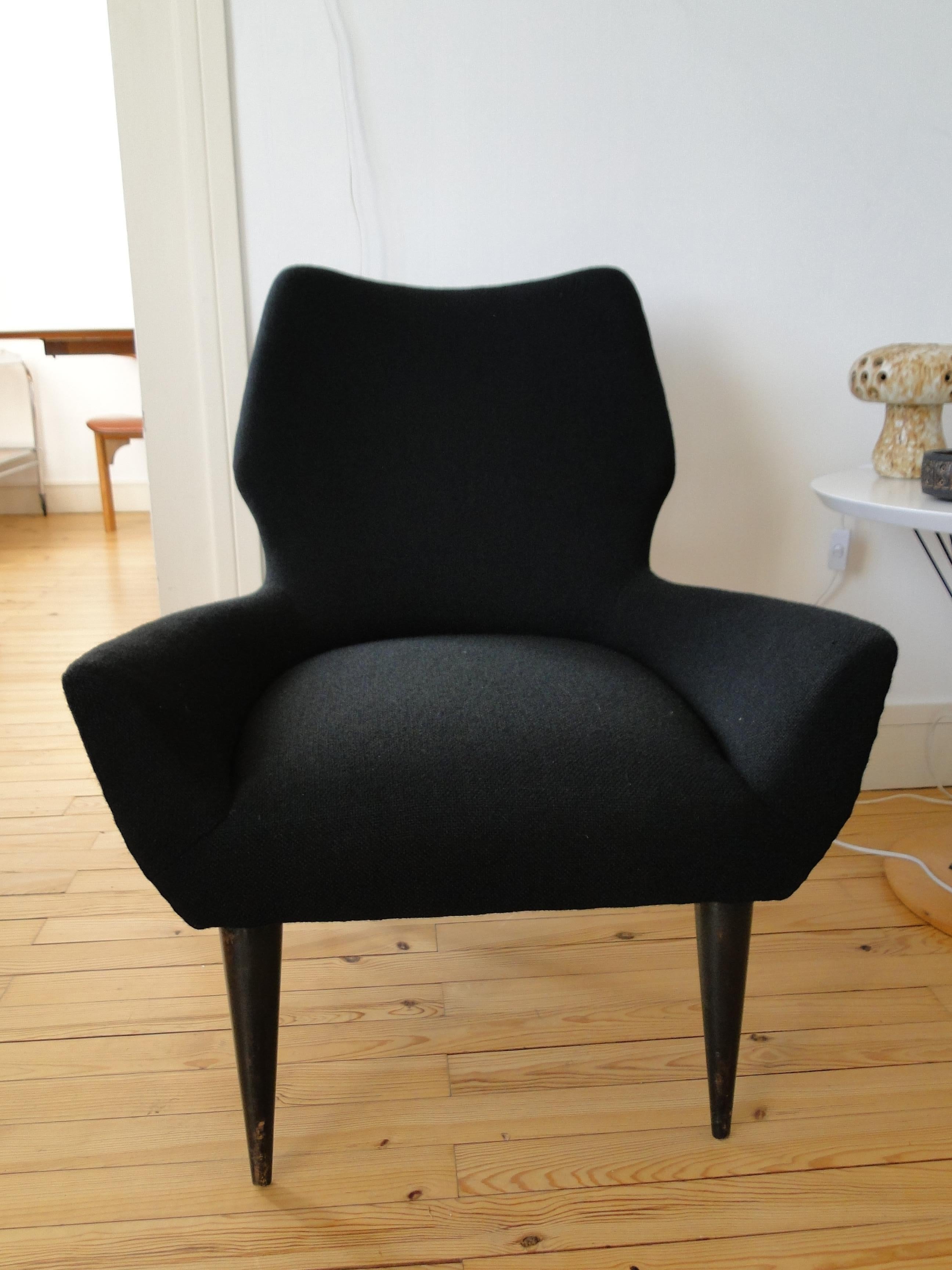 Joli fauteuil italien des années 60. 
Entièrement rénové et recouvert d'un tissu noir de Kvadrat. 
Très confortable avec ses courbes élégantes et facile à déplacer.

Bon état.