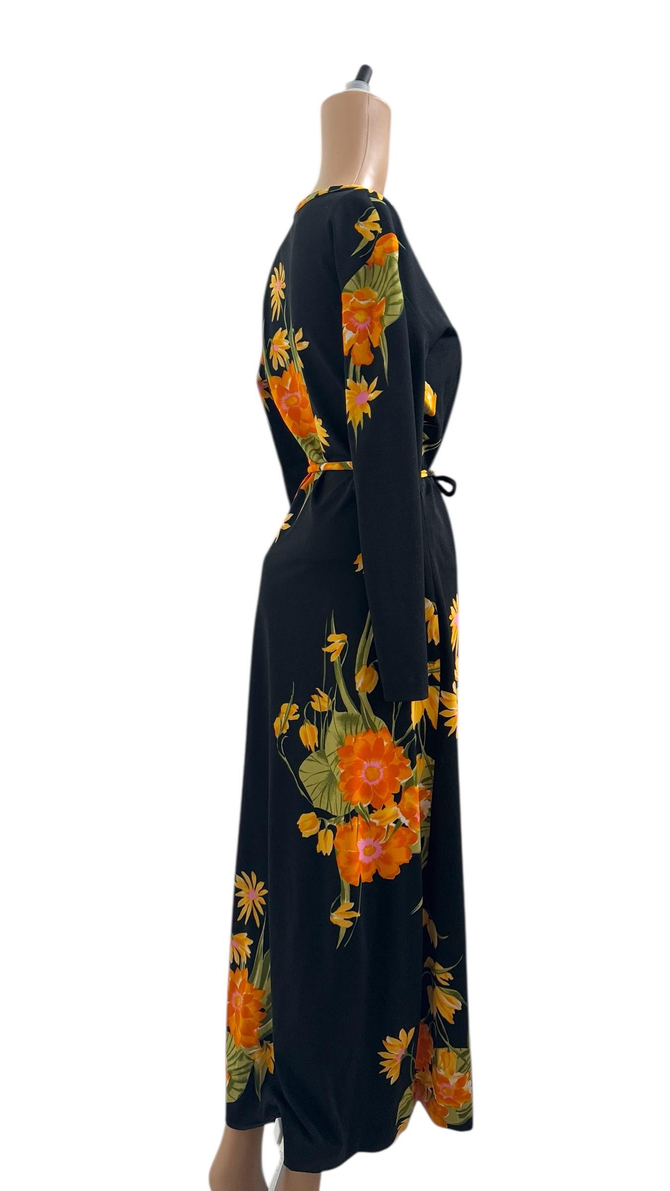 Maxi Vestido Vintage Italiano Floral Negro en Viscosa con Lazo en la Cintura en venta 2