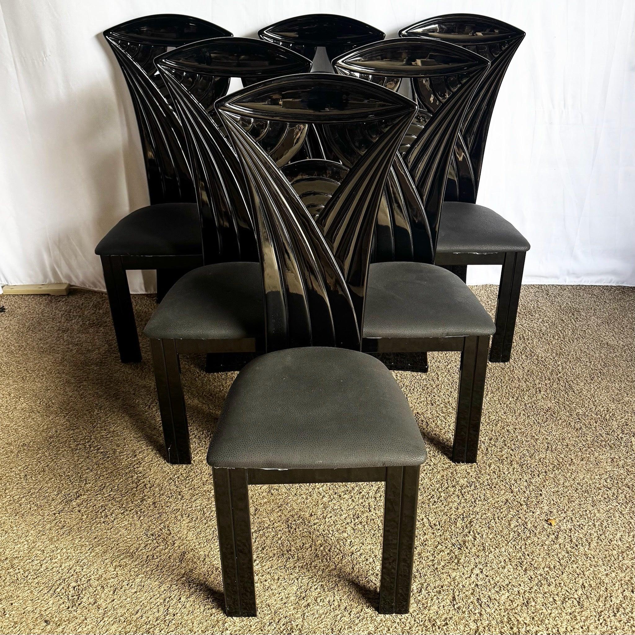 Sedie da pranzo vintage con schienale alto scolpito e laccato nero - Set di 6 sedie in vendita 4