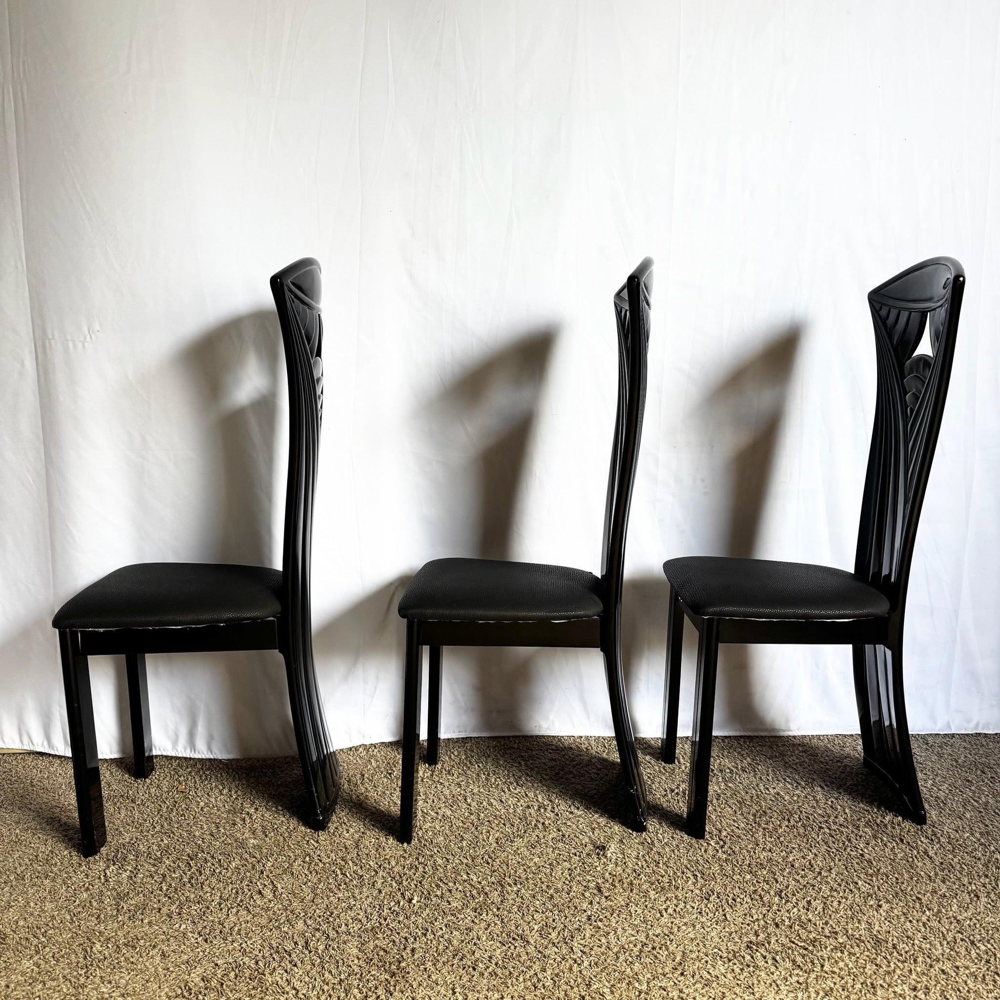 Eleva la tua sala da pranzo con queste sedie da pranzo vintage italiane nere, scultoree, lussuose e senza tempo.
 
 Alcuni segni di usura sulle finiture e sul tessuto, come mostrato nelle foto. 
 
 Vendiamo gli articoli così come sono stati