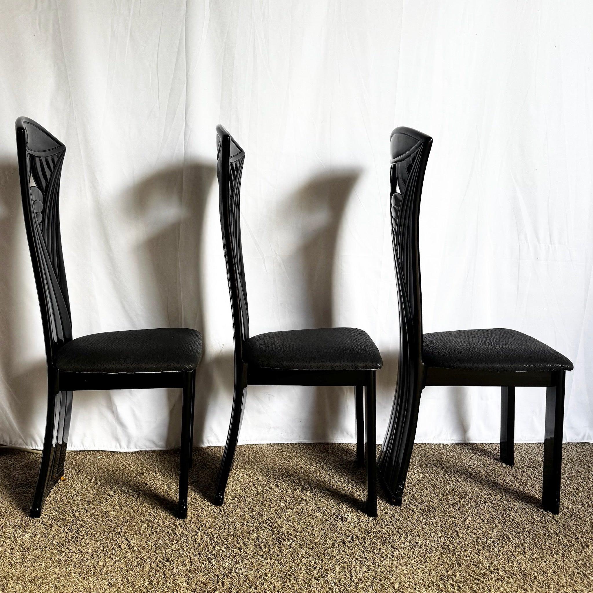 Sedie da pranzo vintage con schienale alto scolpito e laccato nero - Set di 6 sedie In condizioni buone in vendita a Delray Beach, FL