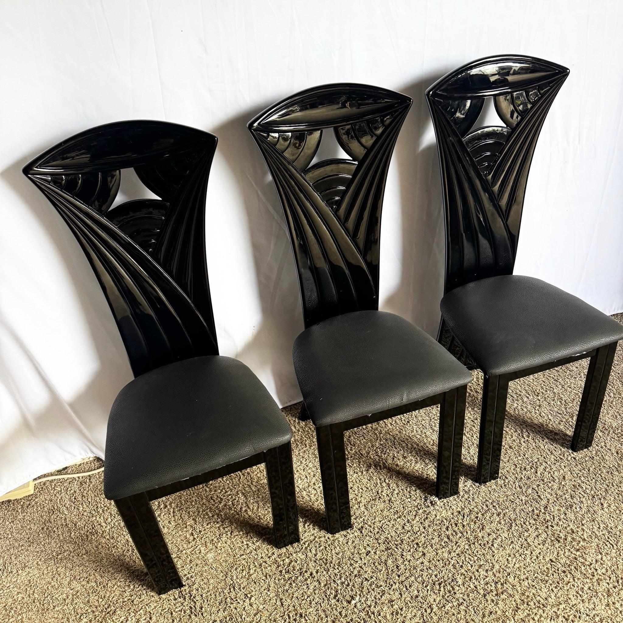 Legno Sedie da pranzo vintage con schienale alto scolpito e laccato nero - Set di 6 sedie in vendita