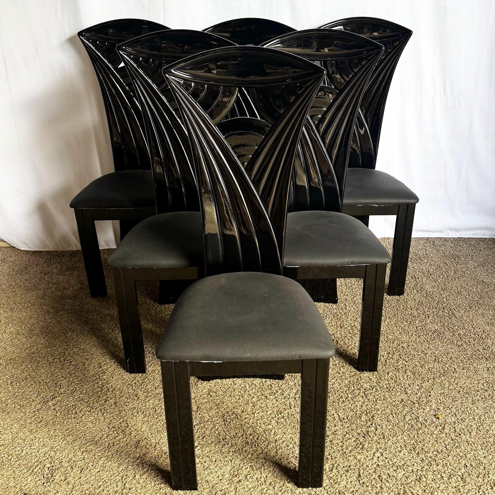 Sedie da pranzo vintage con schienale alto scolpito e laccato nero - Set di 6 sedie in vendita 3
