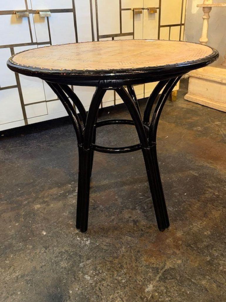 Italienischer schwarz lackierter Vintage-Tisch mit beschrifteter Buchstabenplatte, Vintage (20. Jahrhundert) im Angebot