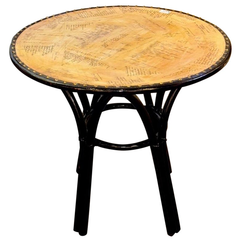 Table italienne vintage laquée noire avec lettres inscrites en vente